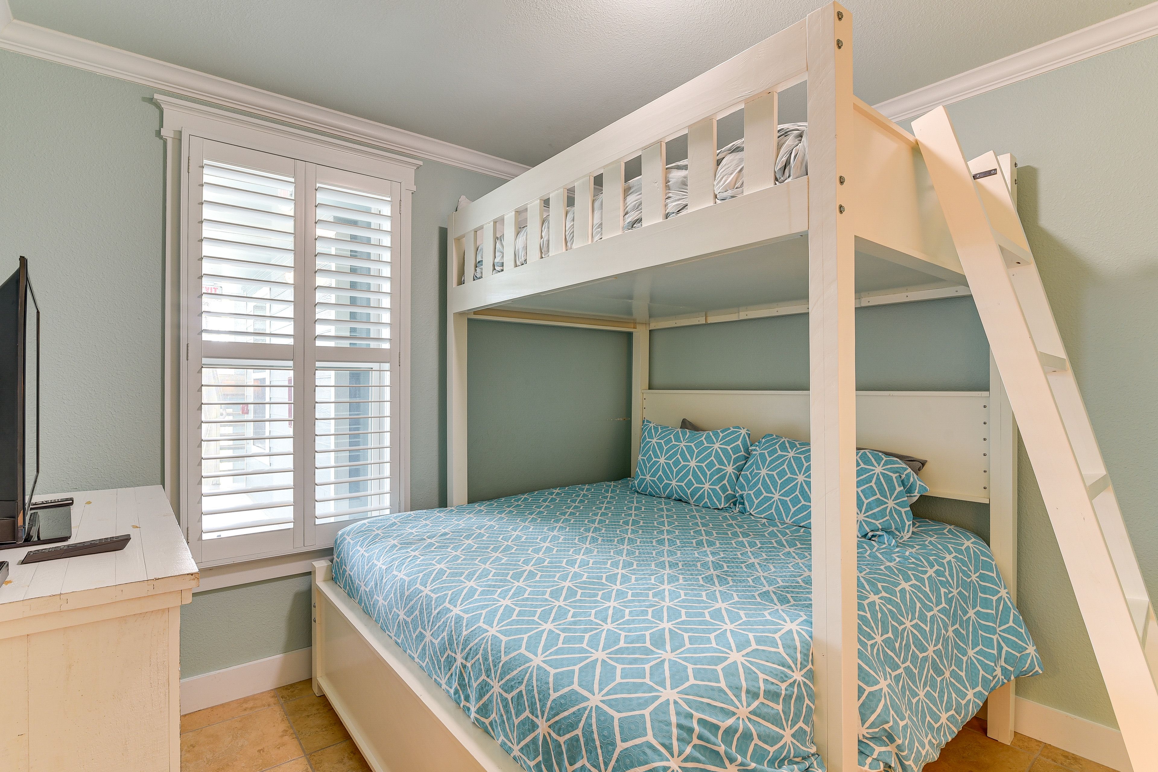 Bedroom 2 | King Bed | Lofted Full Bed