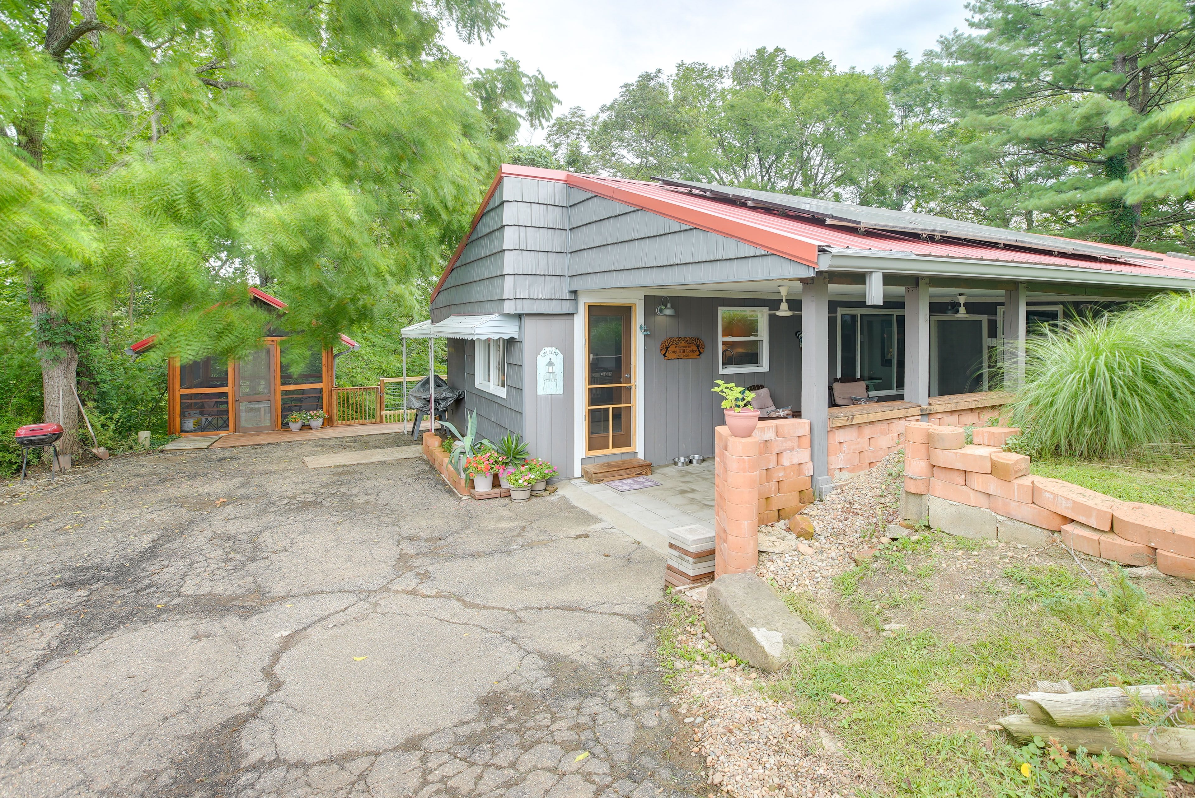 Parking | Driveway (12 Vehicles)