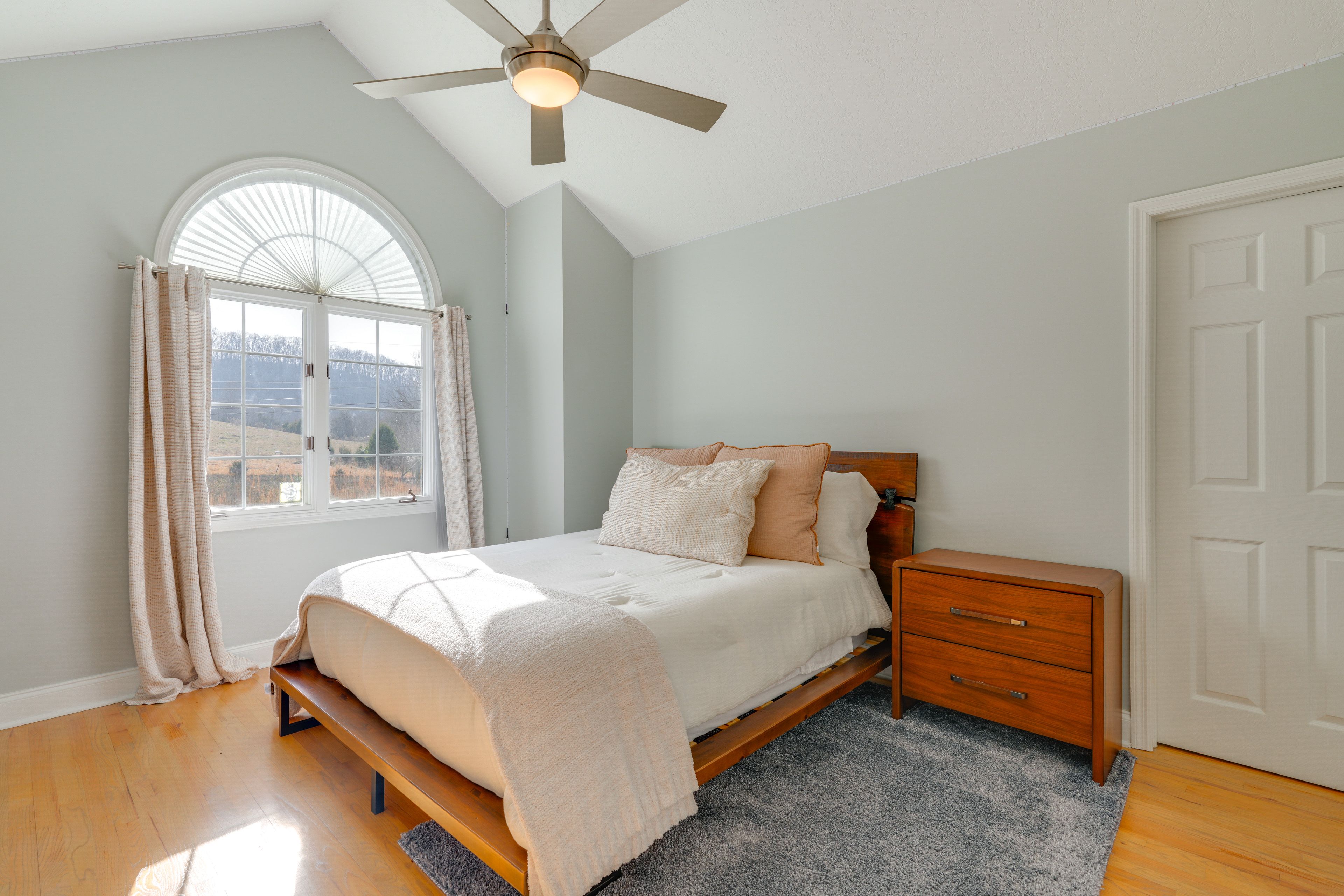 Bedroom 2 | Queen Bed | 1st Floor