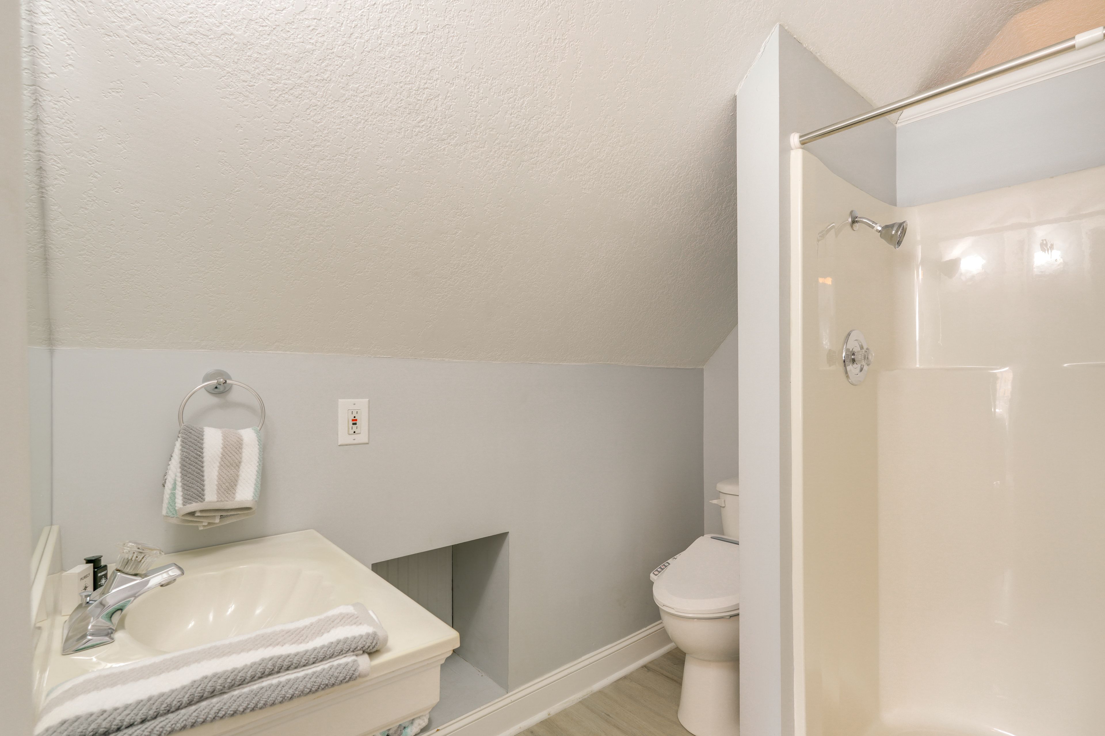 Full Bathroom | 2nd Floor