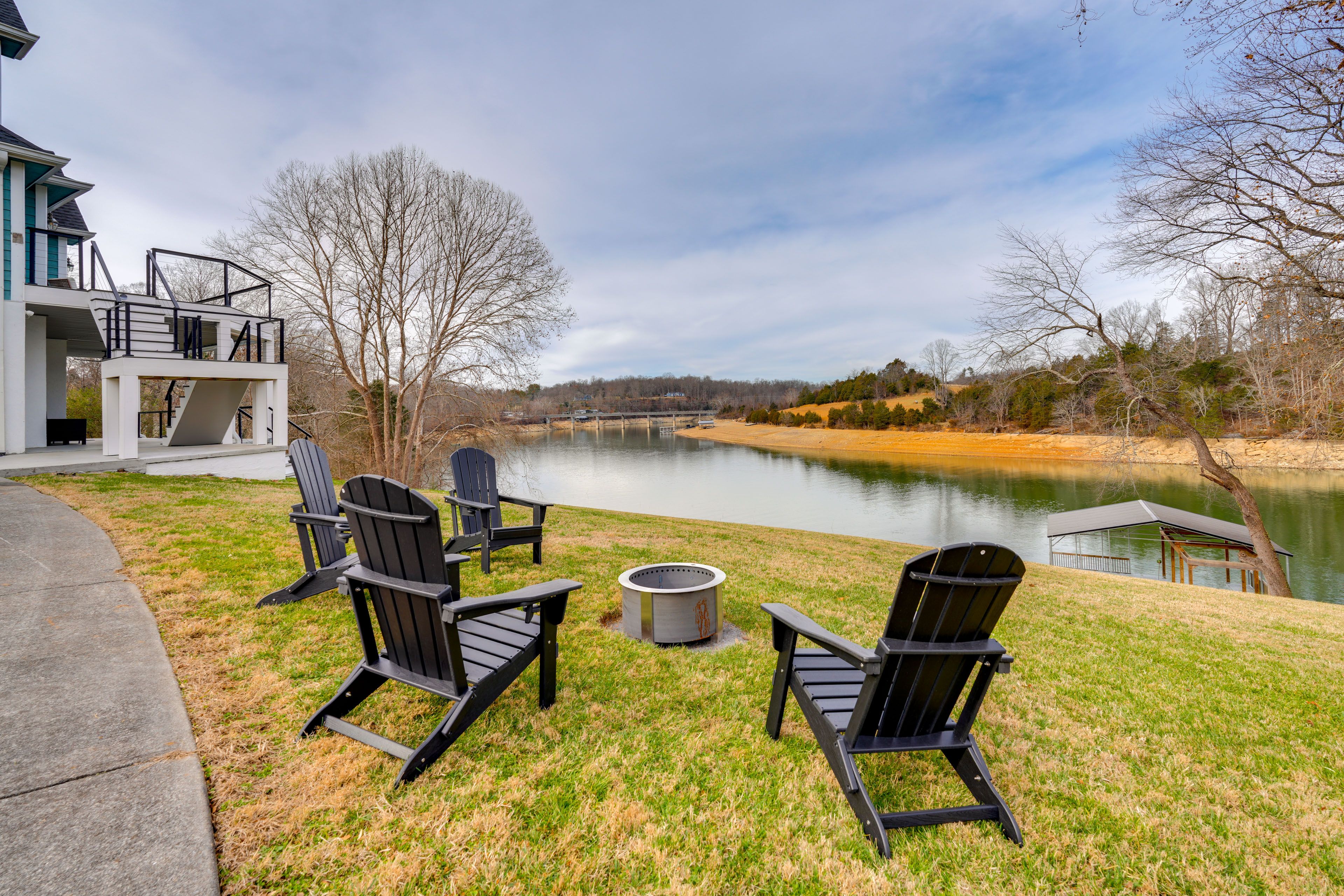 Piney Flats Vacation Rental | 4BR | 4.5BA | 3,677 Sq Ft | 2 Steps to Enter