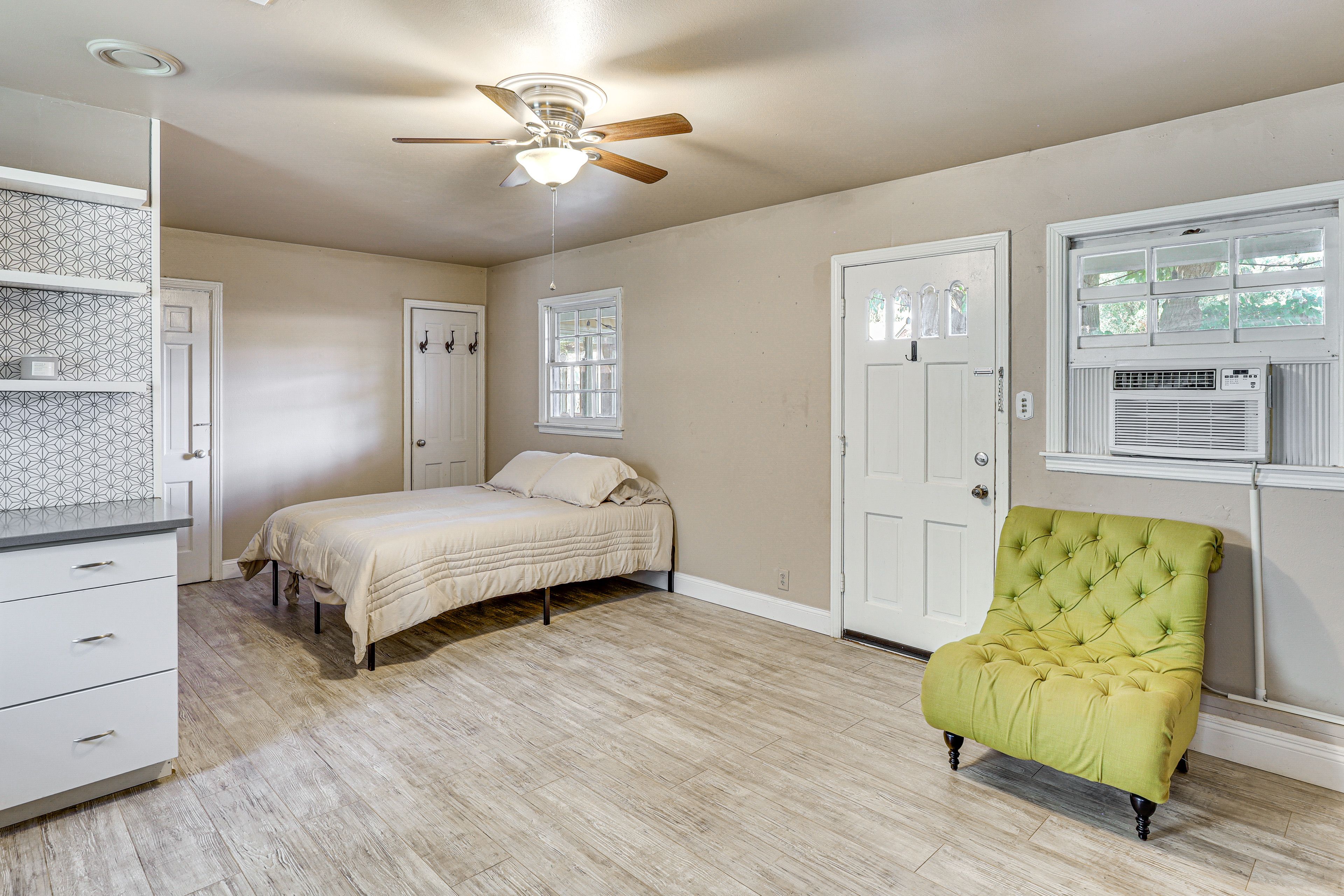 Bedroom 3 (Studio) | Queen Bed | Smart TV | Additional Kitchen