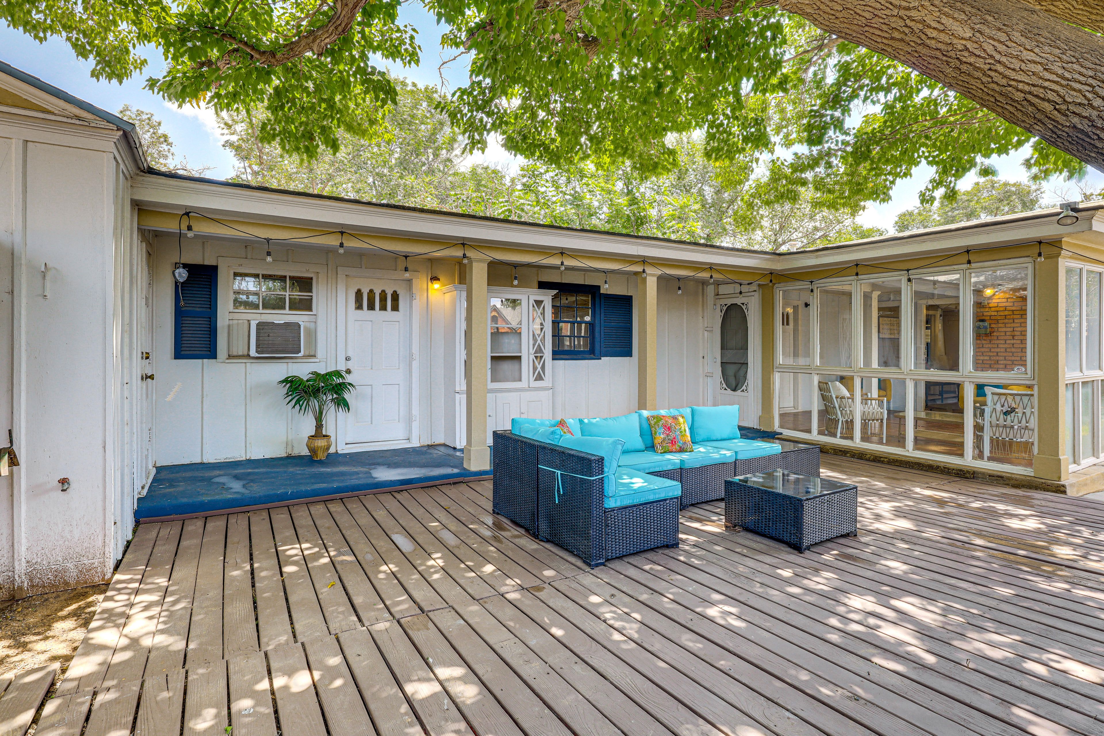 Deck | Gas Grill | Gas Fire Table | Fenced Backyard