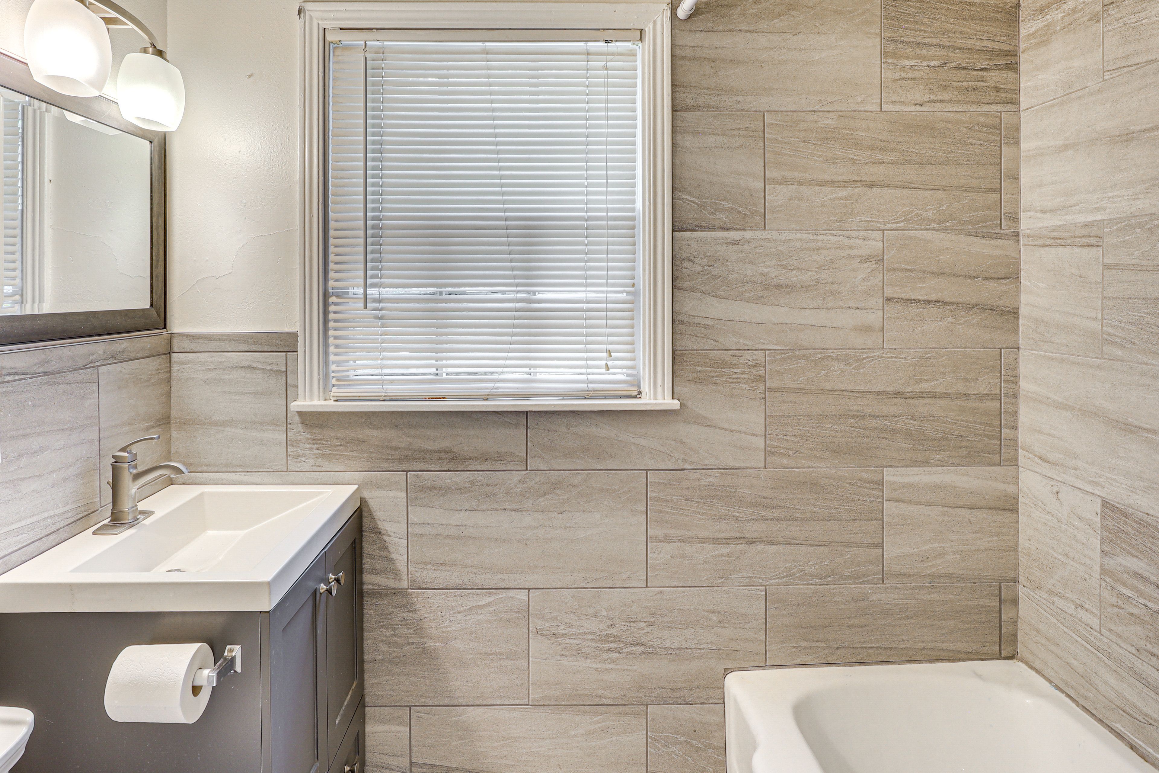 Bathroom (Studio) | Bathtub