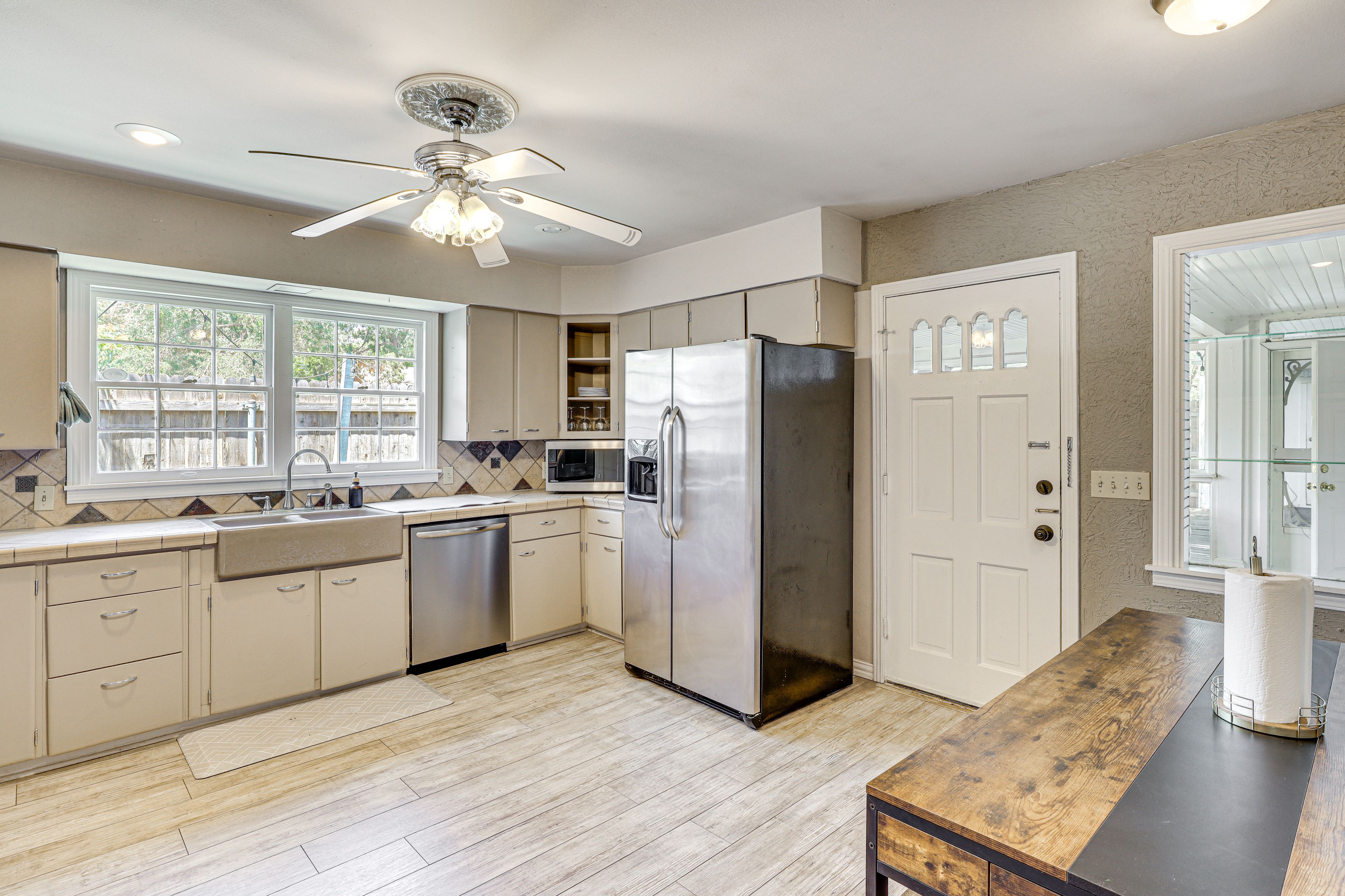Main Kitchen | Refrigerator | Dishwasher | Microwave