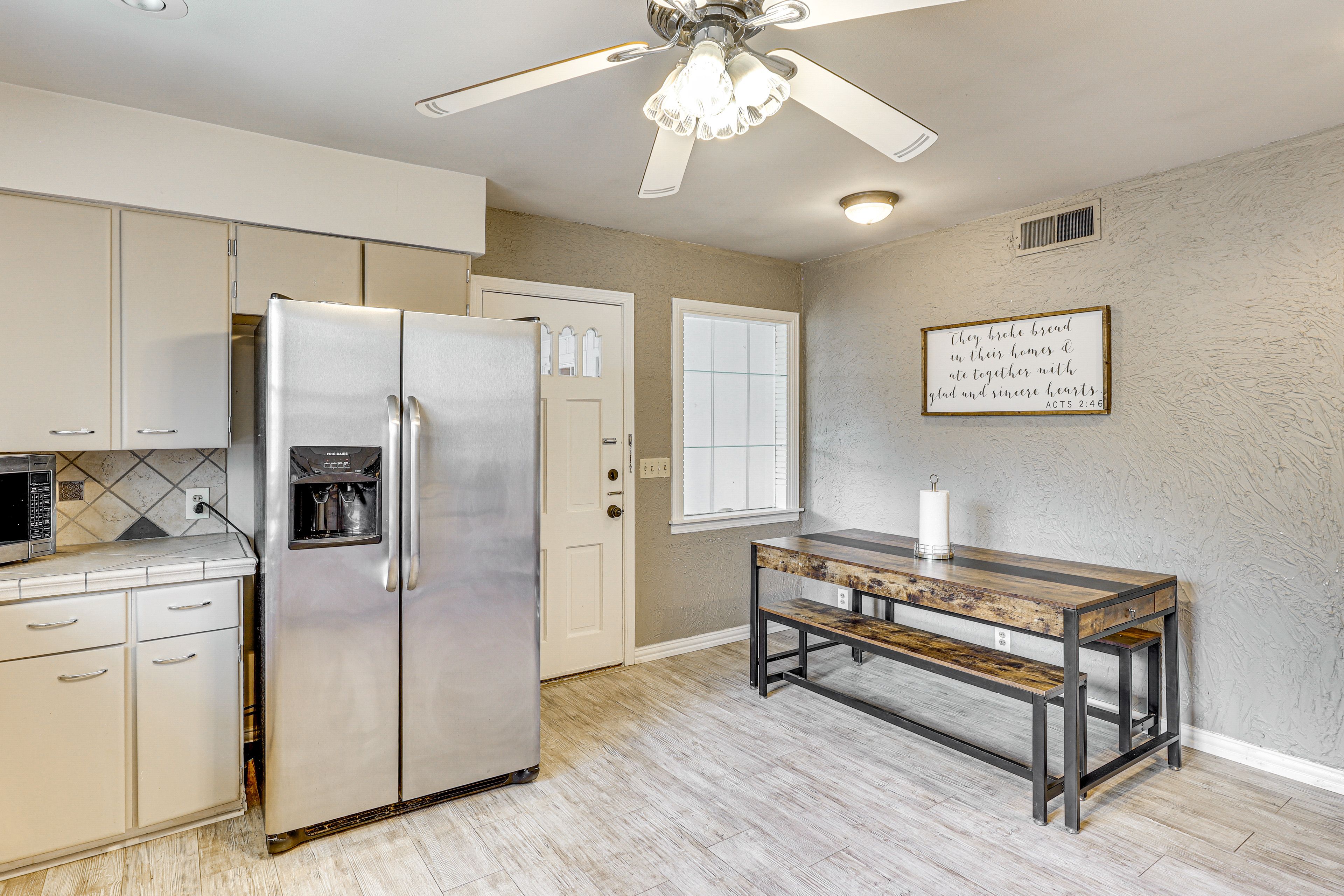 Dining Area | Dishware/Flatware Provided