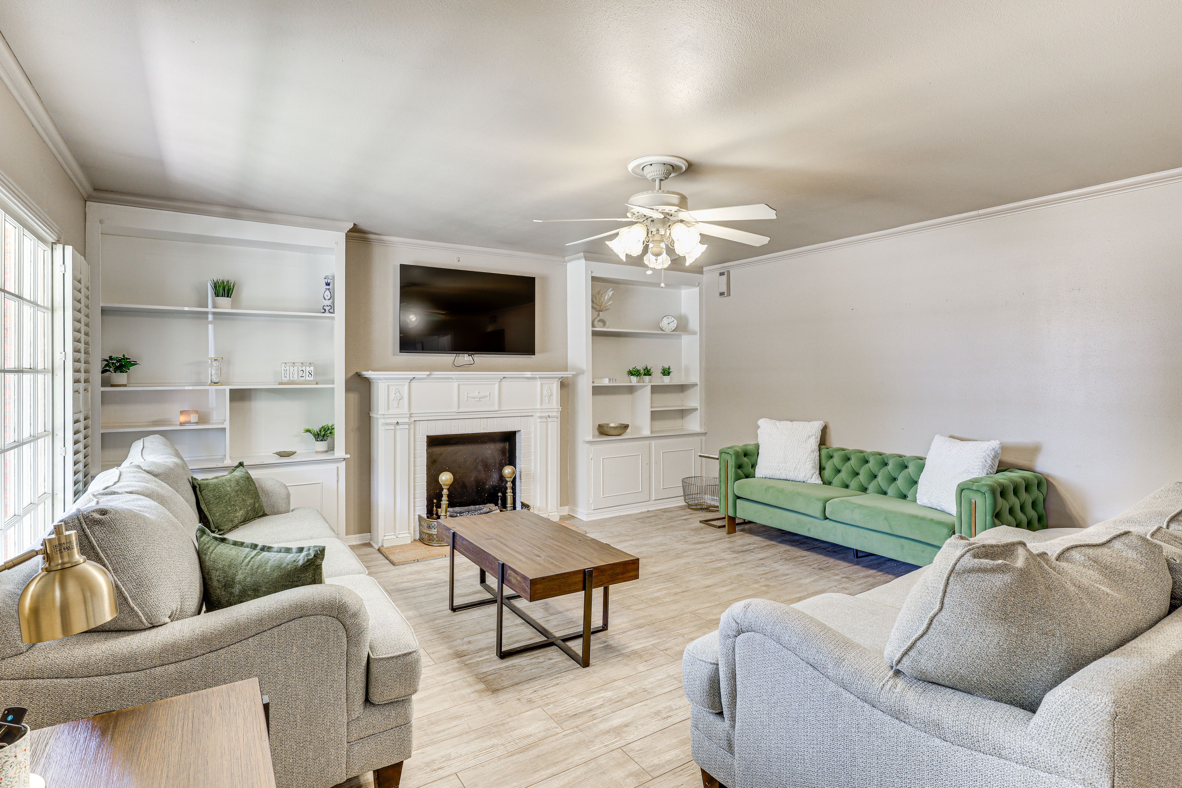 Living Room | Smart TV | Central Air Conditioning/Heat