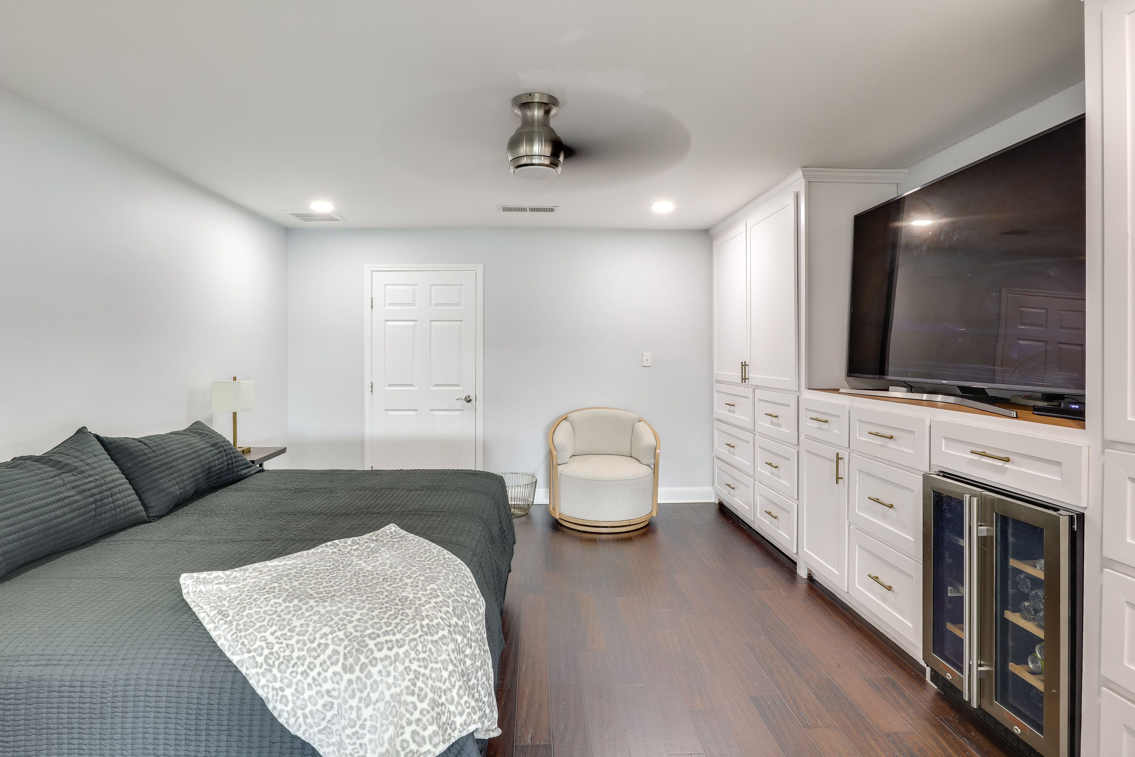Bedroom 1 | King Bed | Smart TV