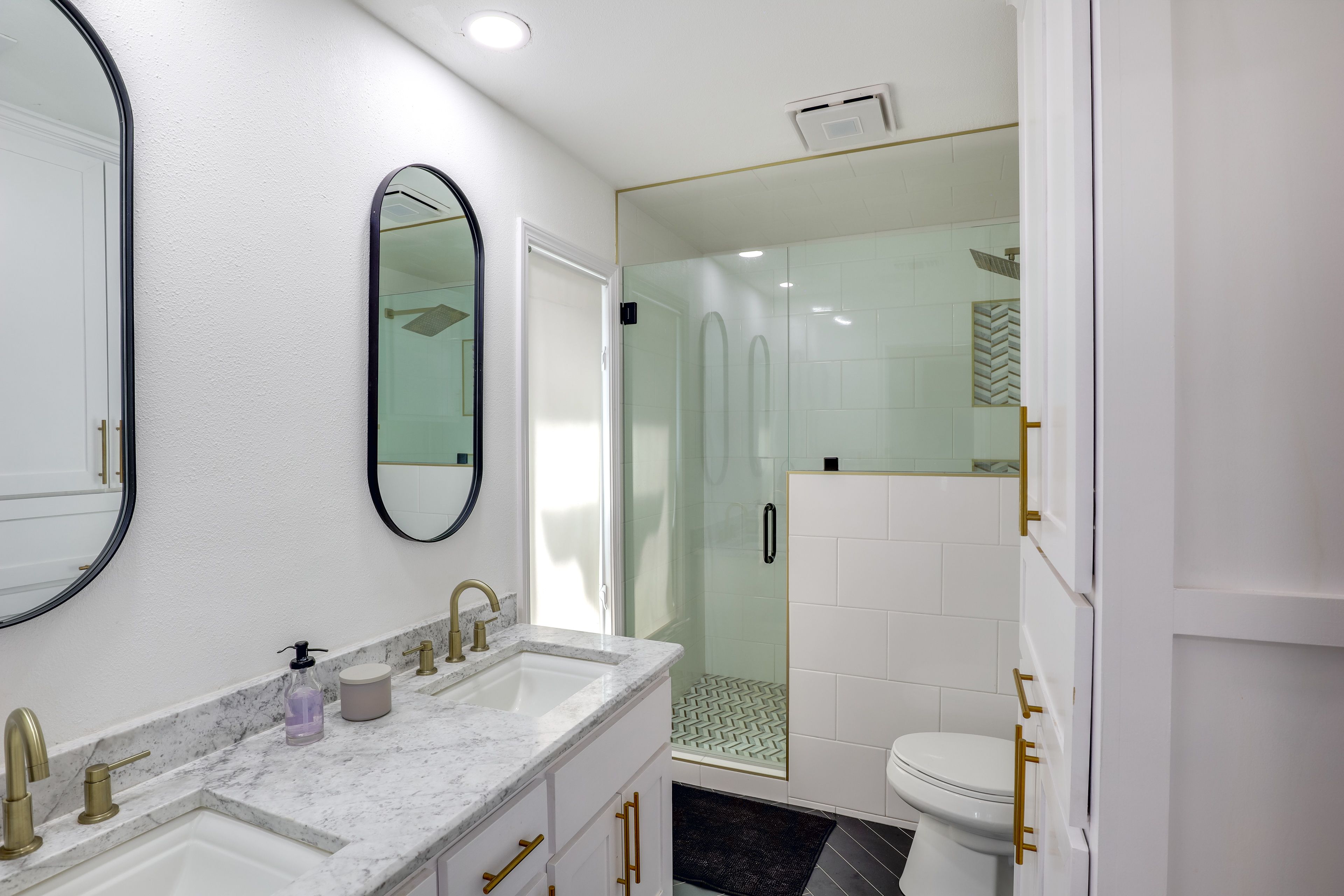 Full Bathroom | Complimentary Toiletries