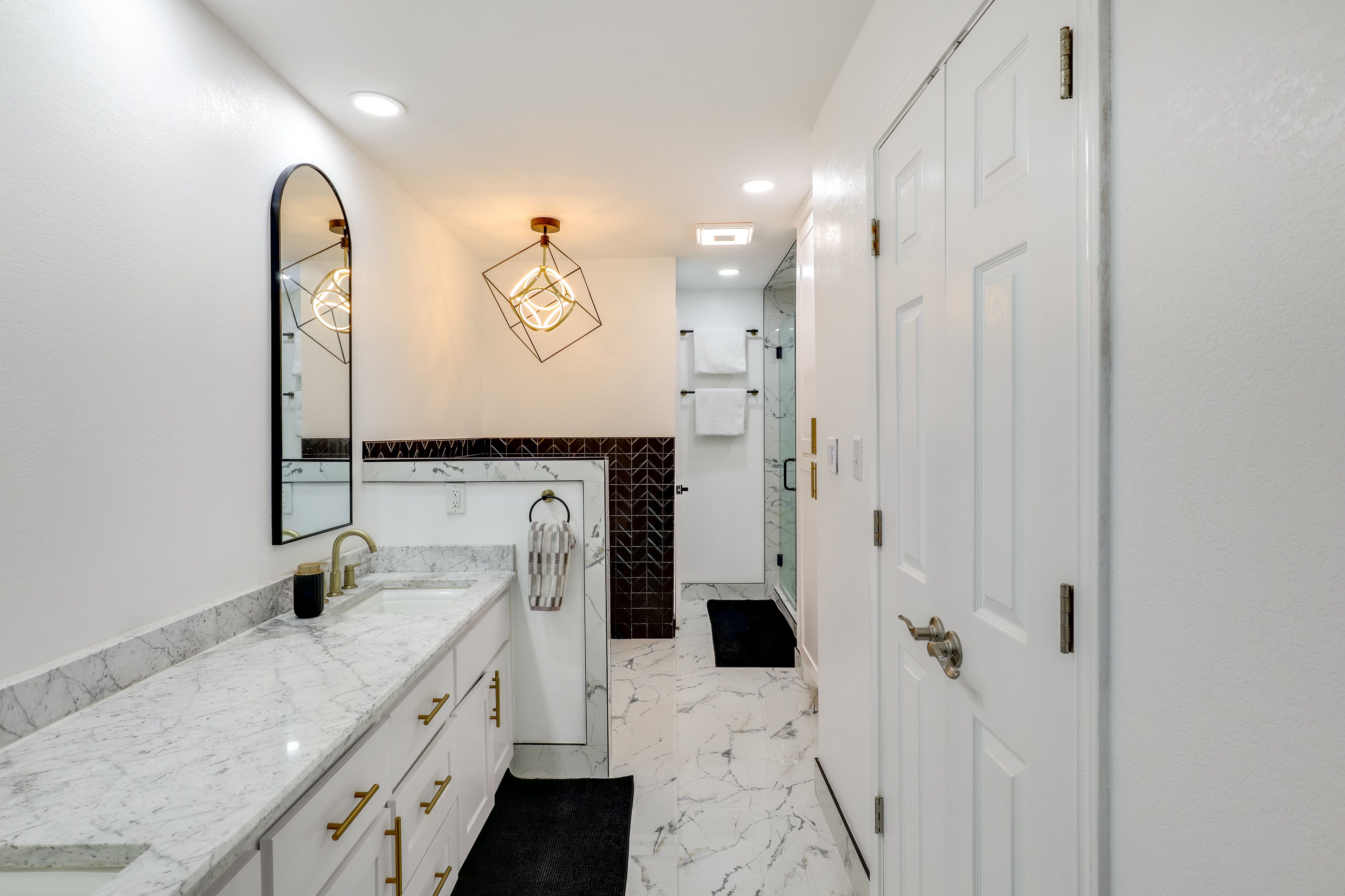 Full Bathroom | Towels Provided