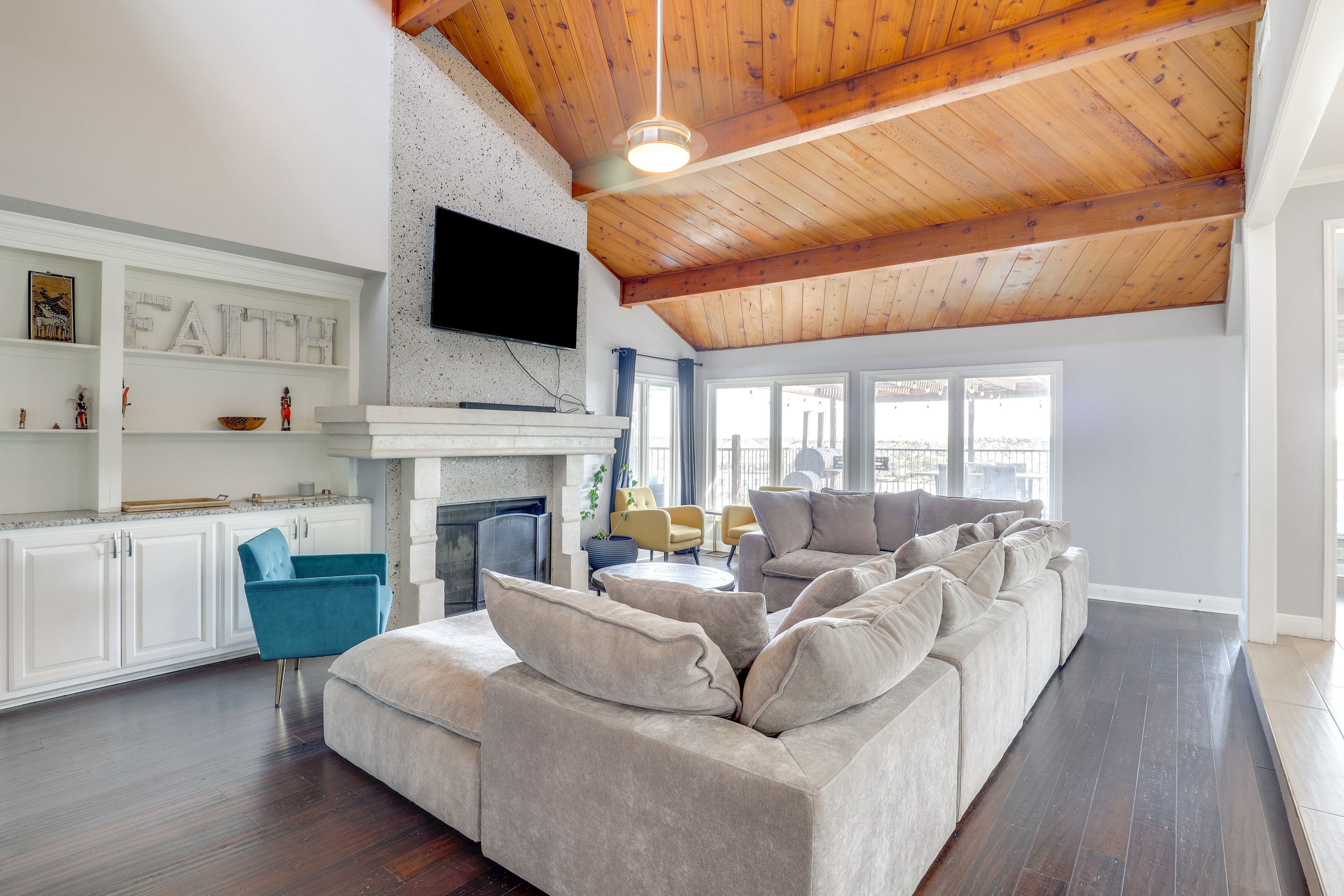 Living Room | Smart TV | Fireplace