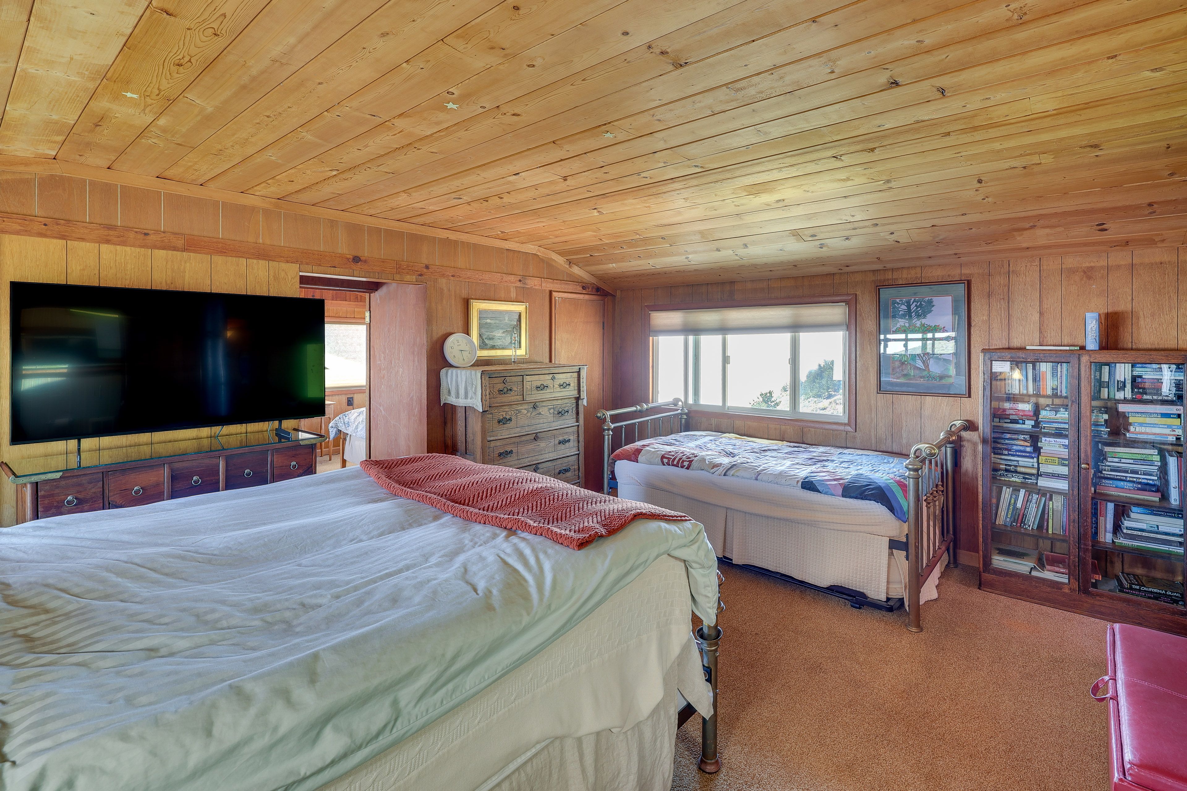 Bedroom 1 | Queen Bed | Twin Bed | Upper Level