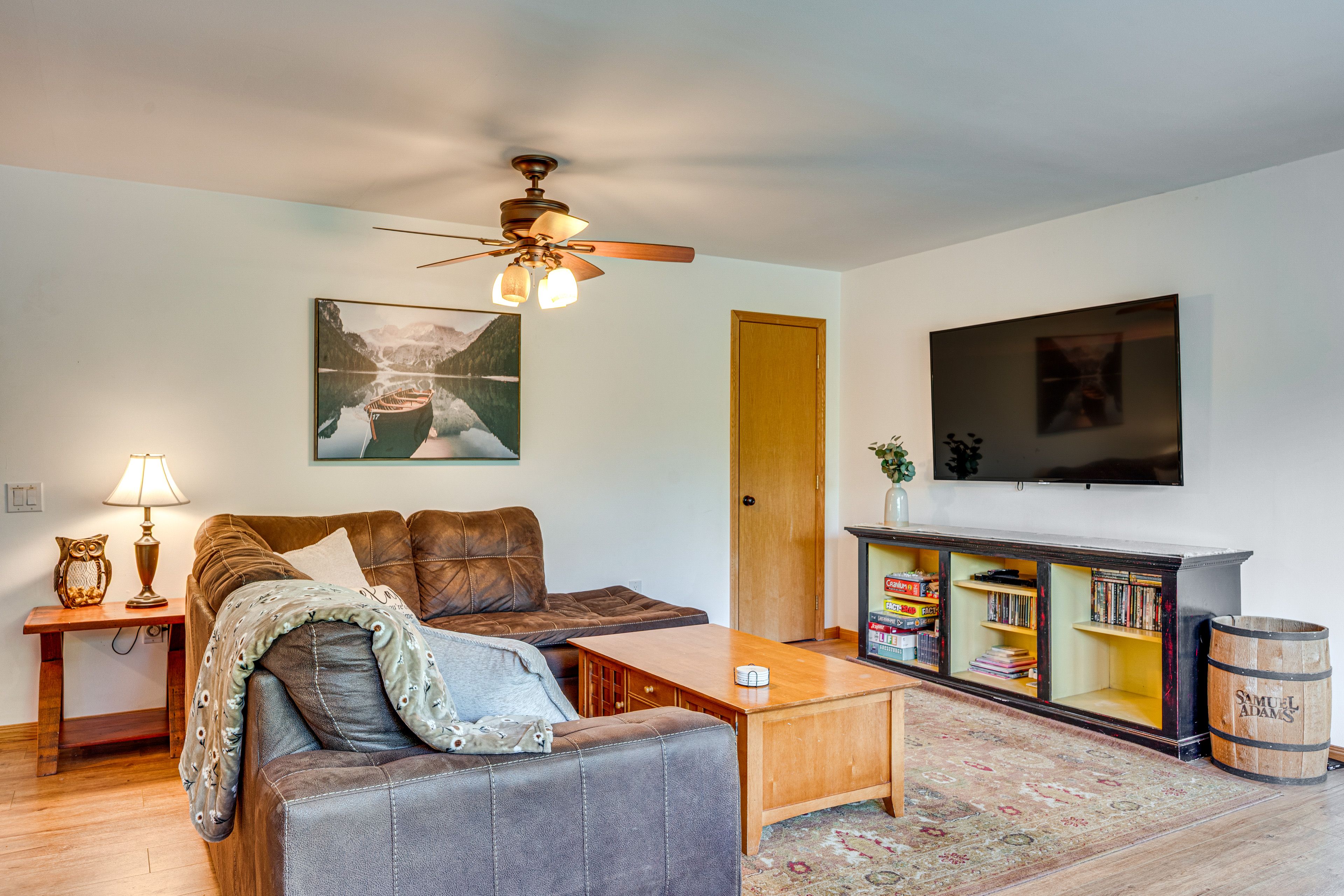 Living Room | Smart TV | Free WiFi