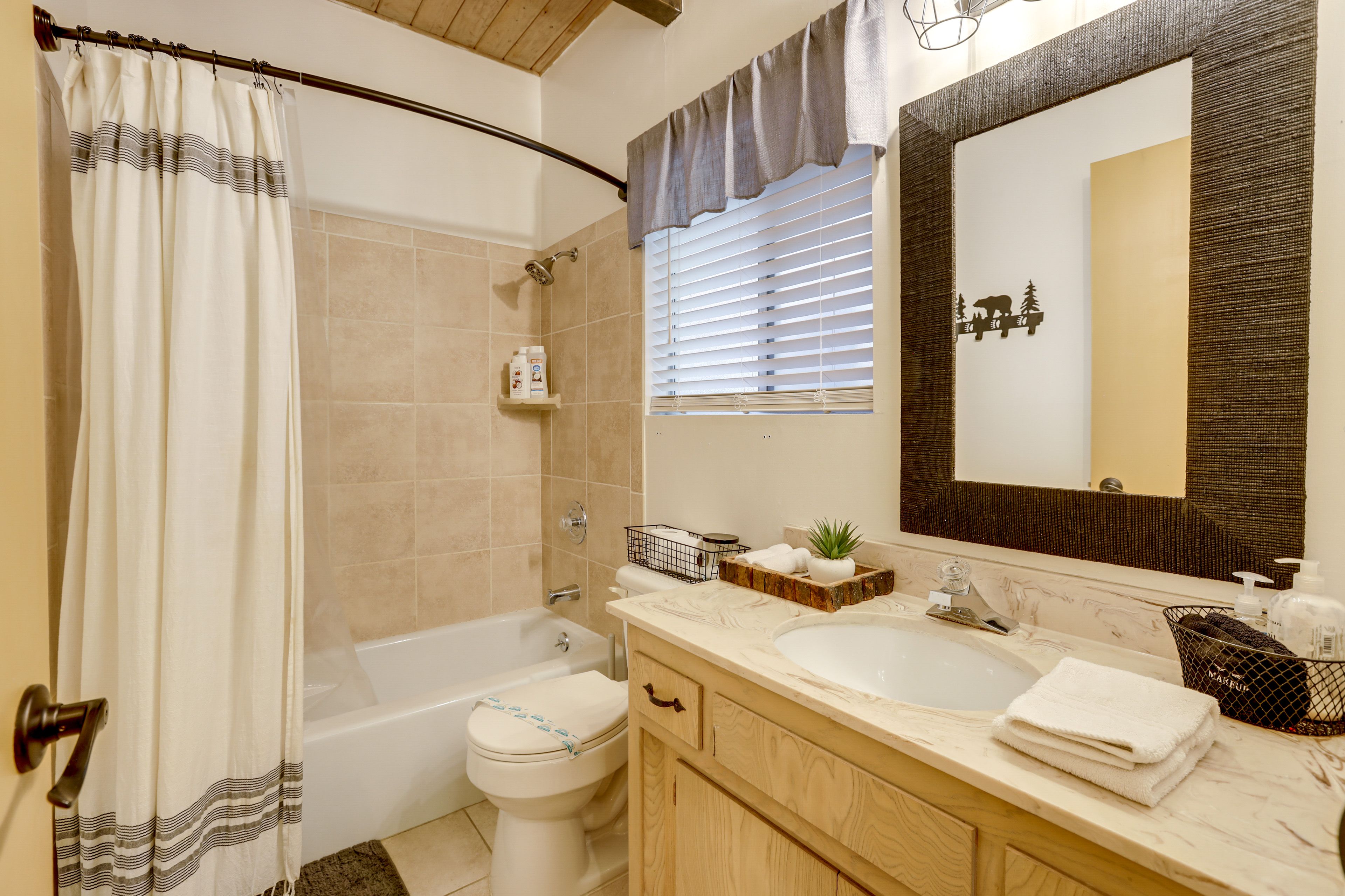 Full Bathroom | Towels & Linens Provided | Main Level
