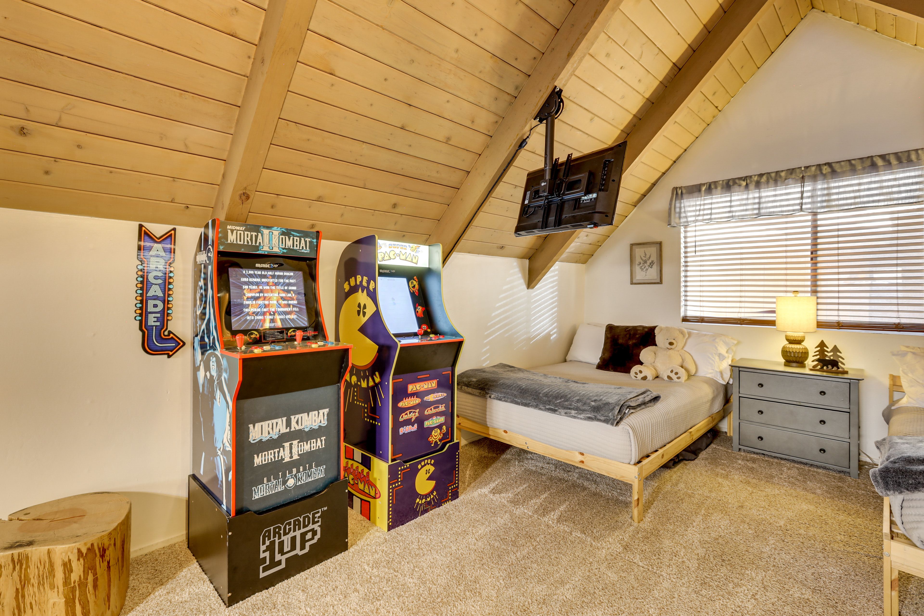 Bedroom 2 (Loft) | 2 Full Beds | Smart TV | Arcade Machines | Upper Level