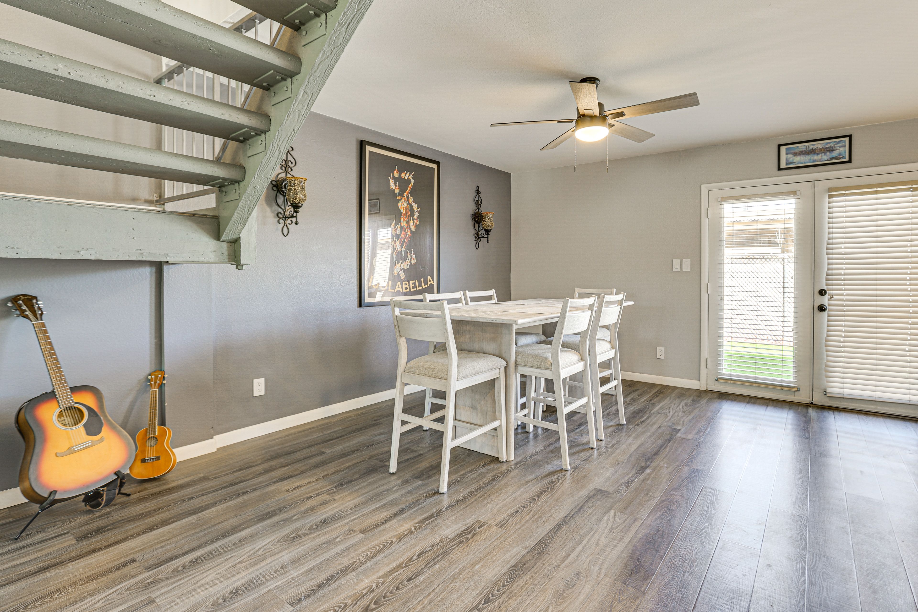 Dining Area | Dishware/Flatware Provided | 1st Floor