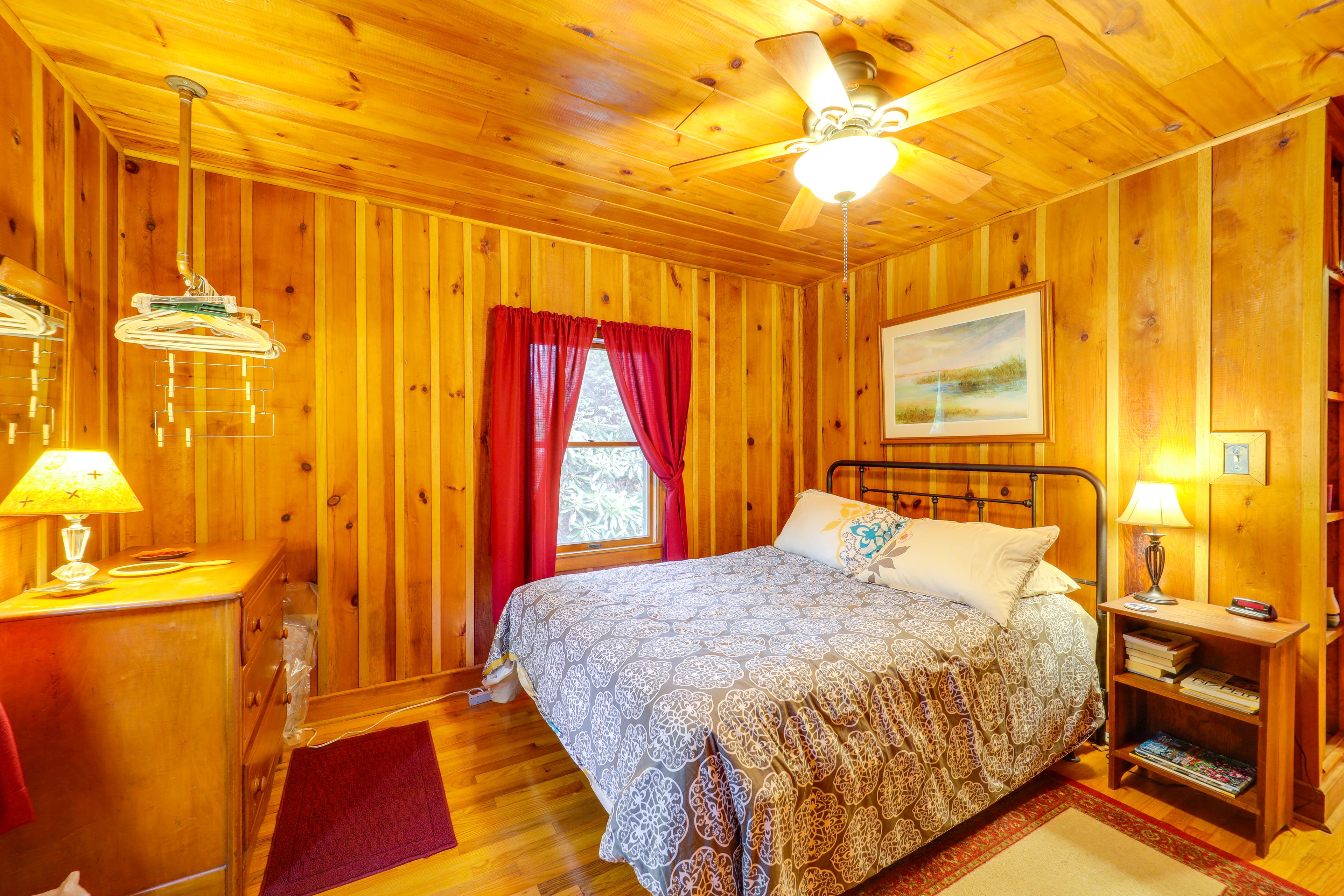 Bedroom 2 | Queen Bed