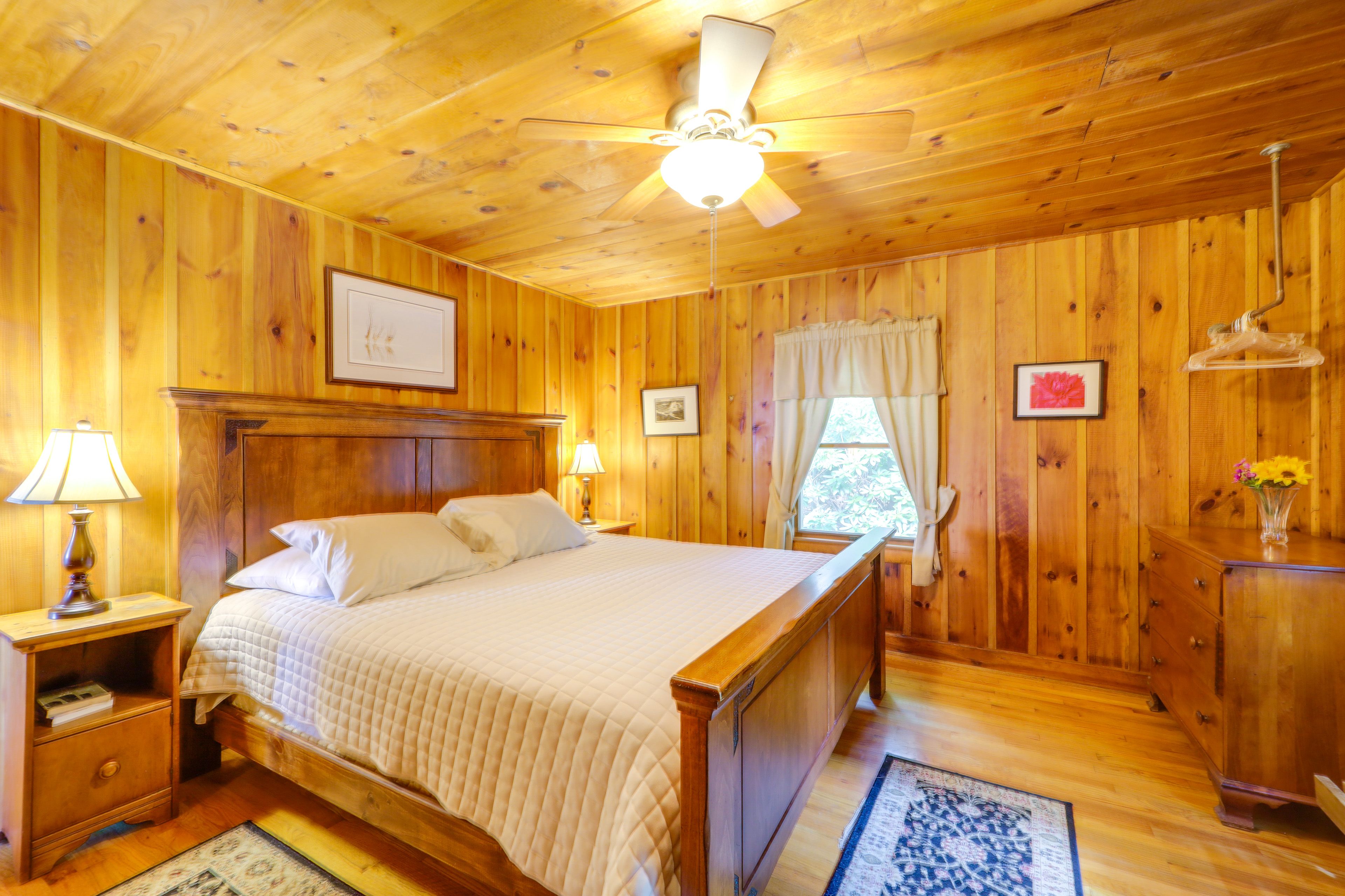 Bedroom 1 | King Bed | Linens Provided