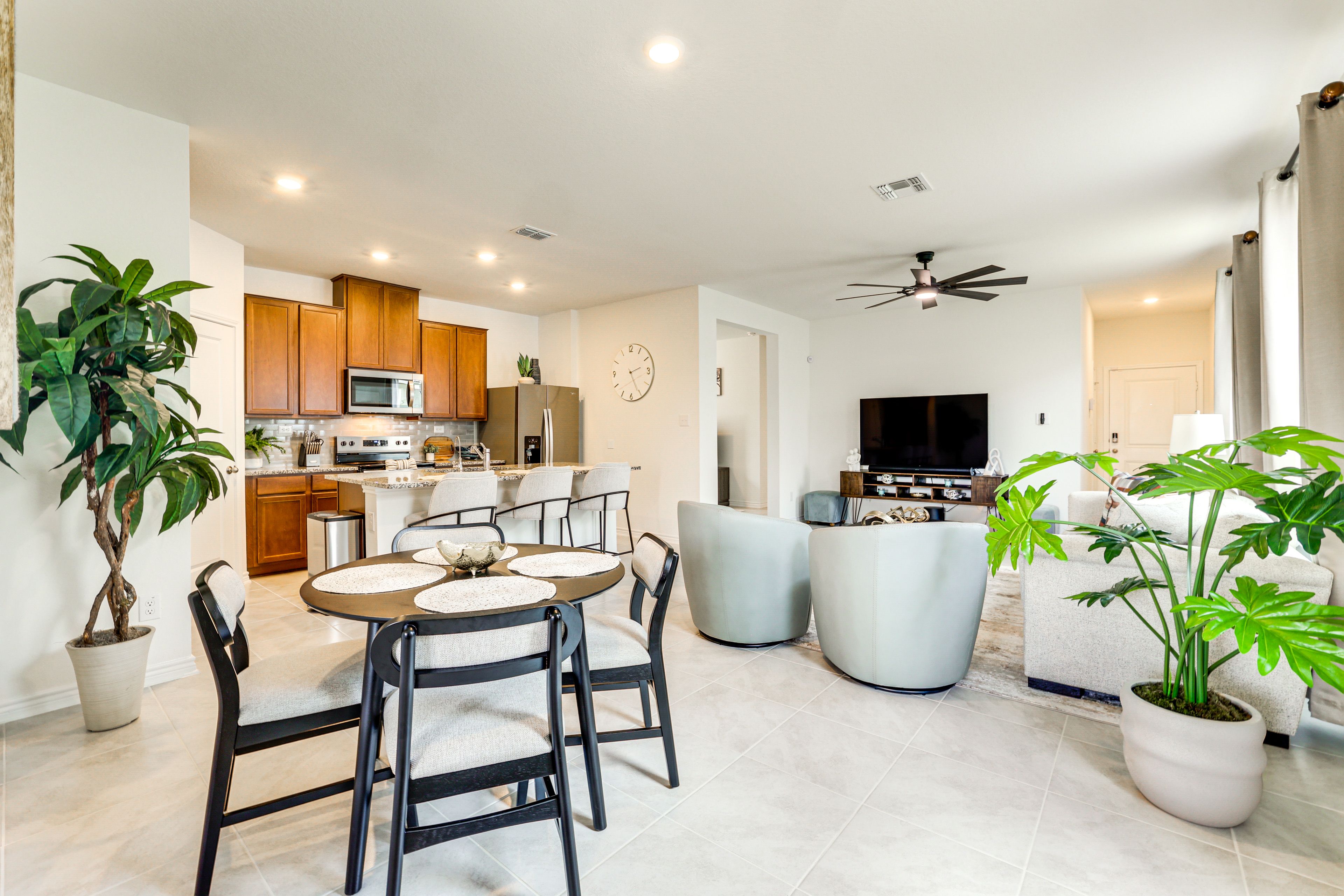 Elmendorf Vacation Rental | 2BR | 1BA | 1,609 Sq Ft | 1 Step to Enter