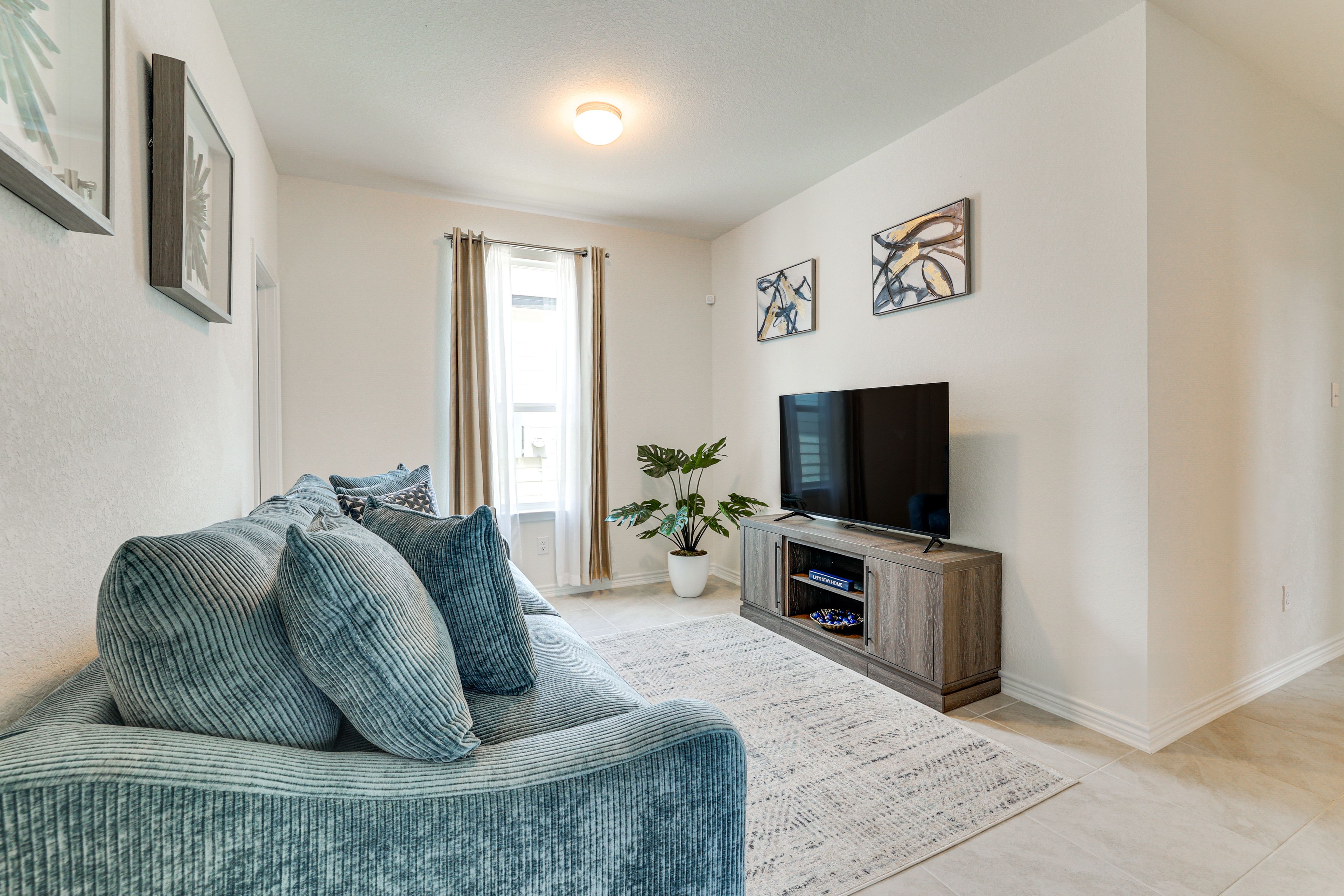 Sitting Room | Smart TV | Queen Sleeper Sofa