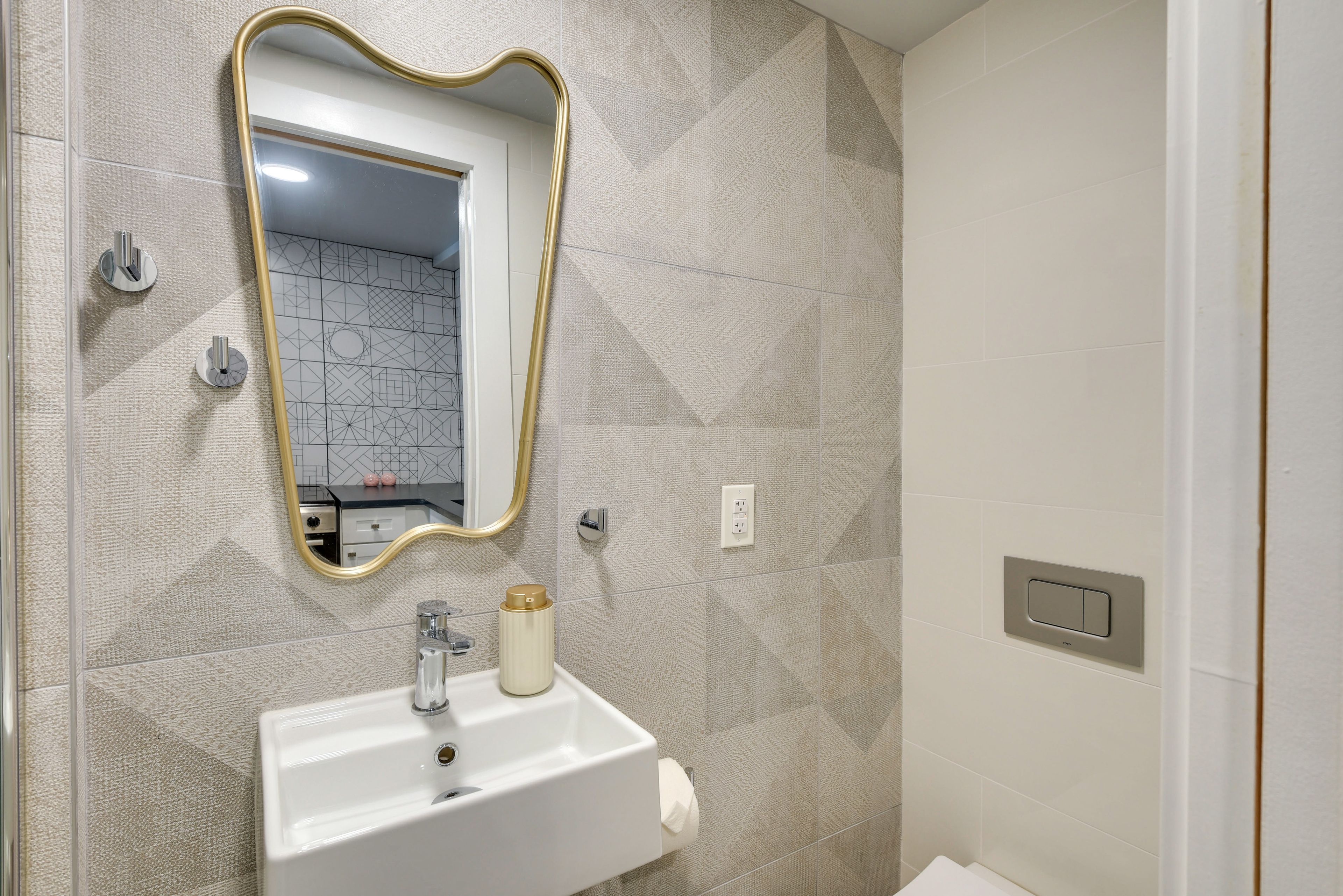 Full Bathroom | Complimentary Toiletries | Towels Provided