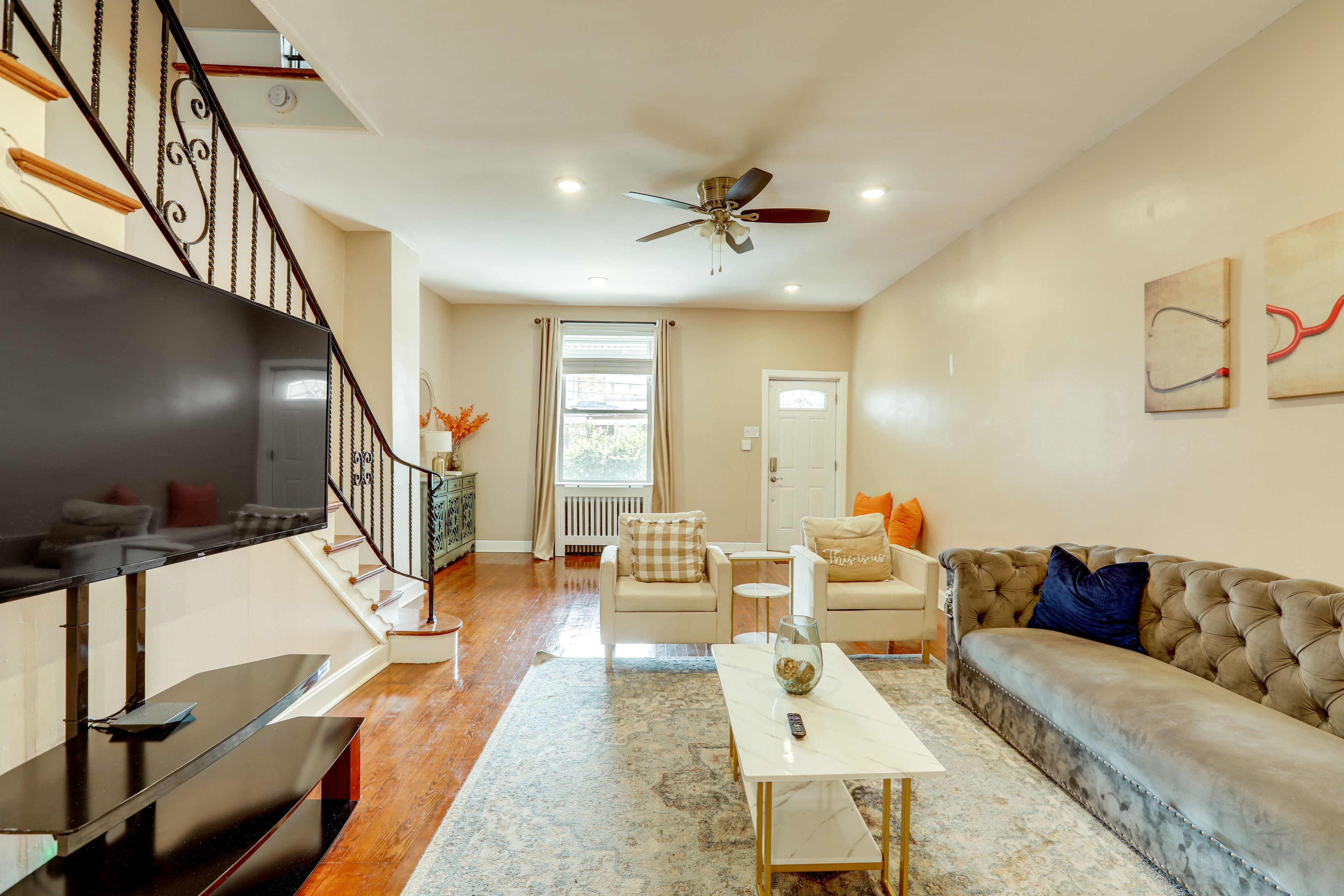 Living Room | Central A/C & Heating | Smart TV | Free WiFi | 1st Floor