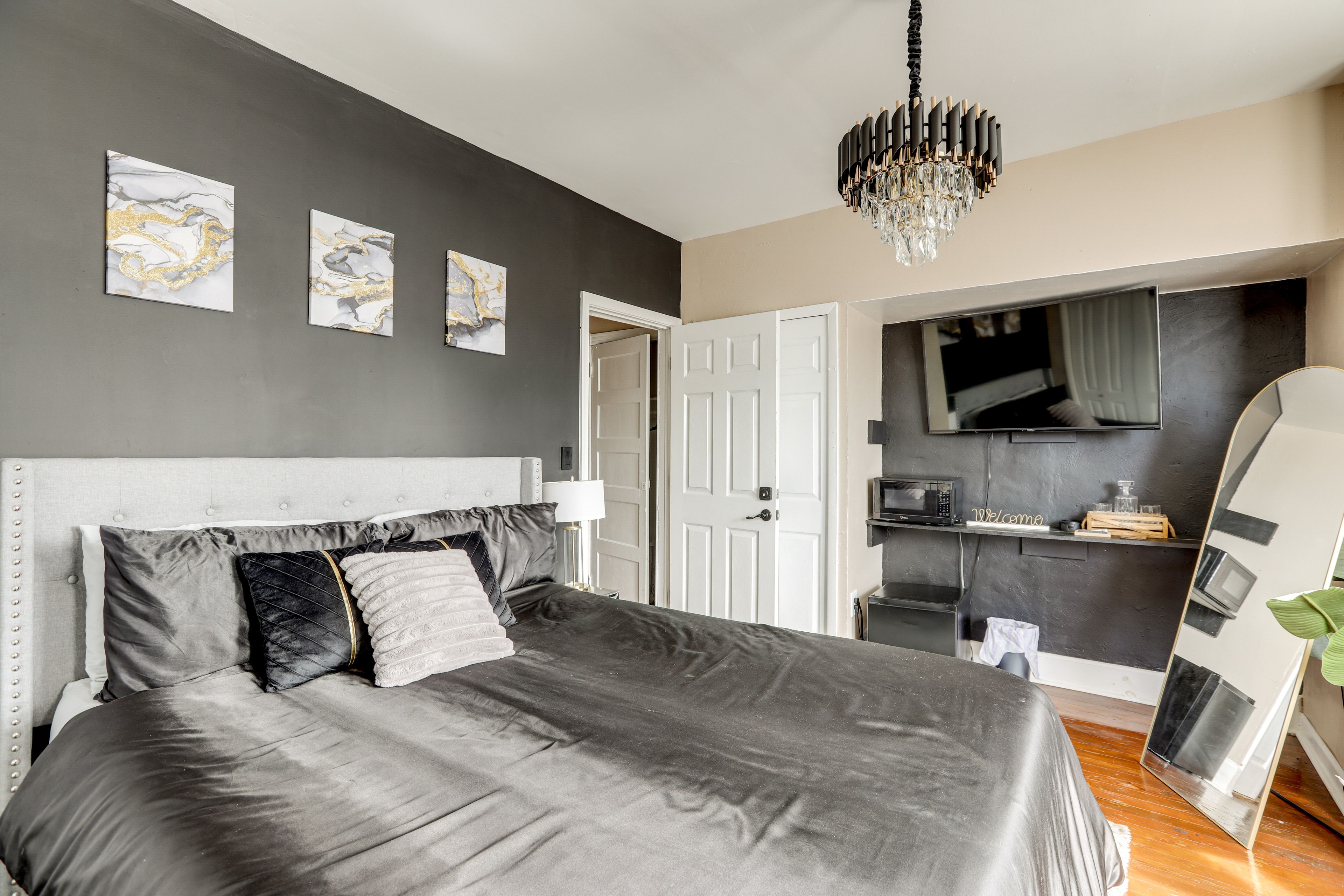 Bedroom 1 | Queen Bed | Linens Provided | Smart TV | 2nd Floor