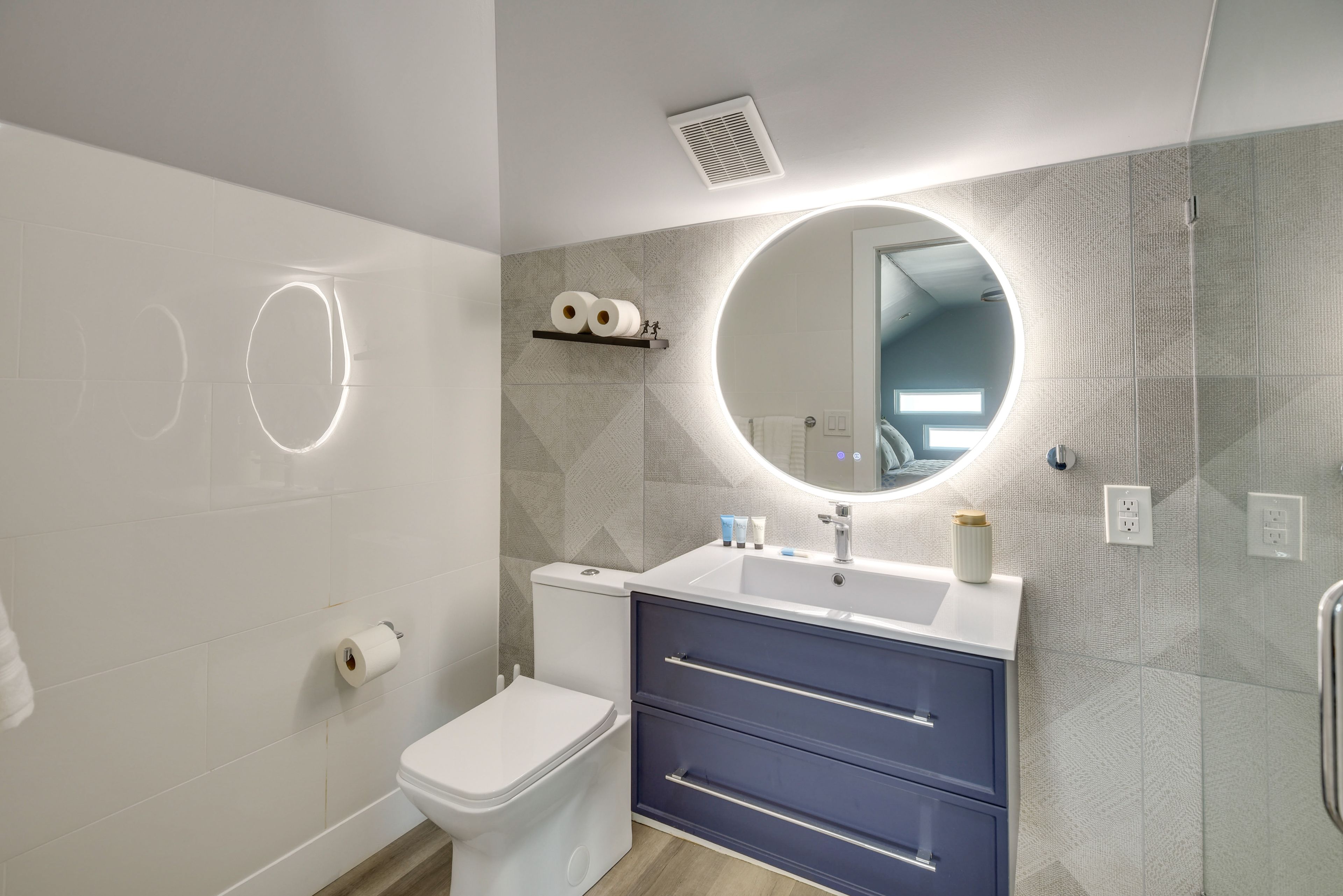 Full Bathroom | Complimentary Toiletries | Towels Provided