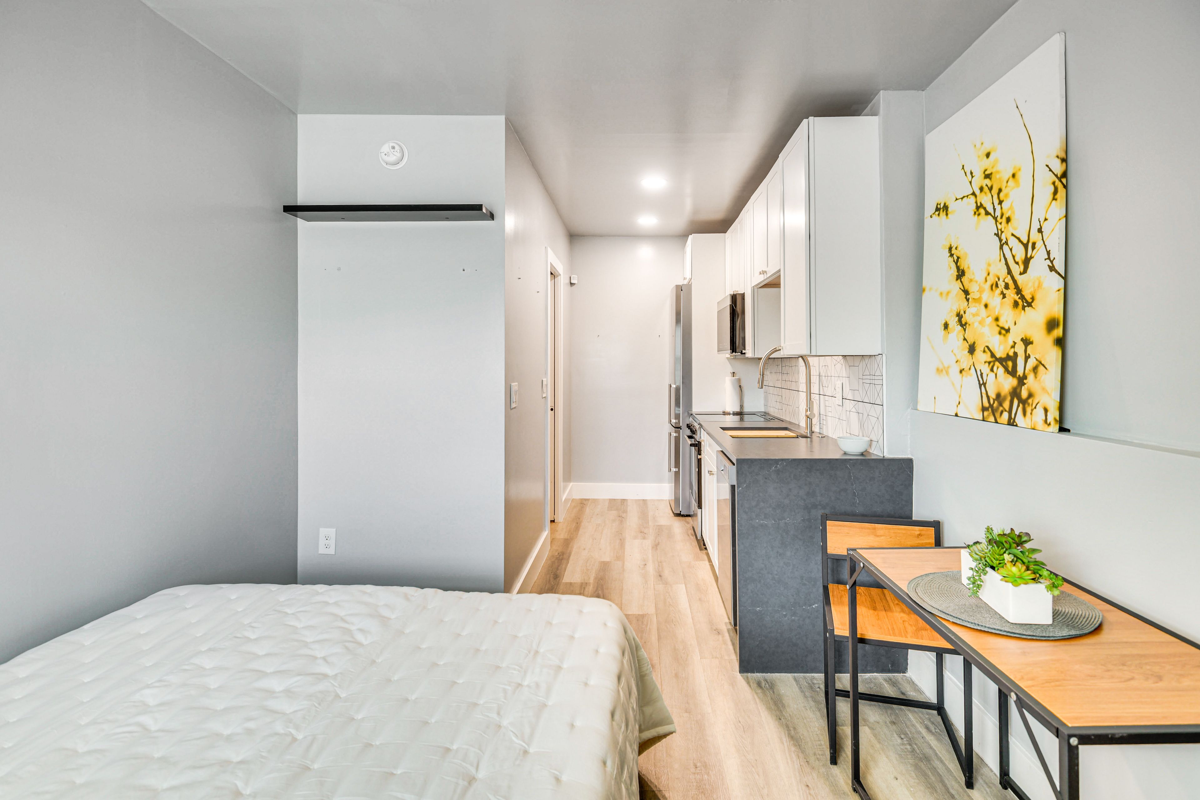 Studio | Queen Bed | Linens Provided