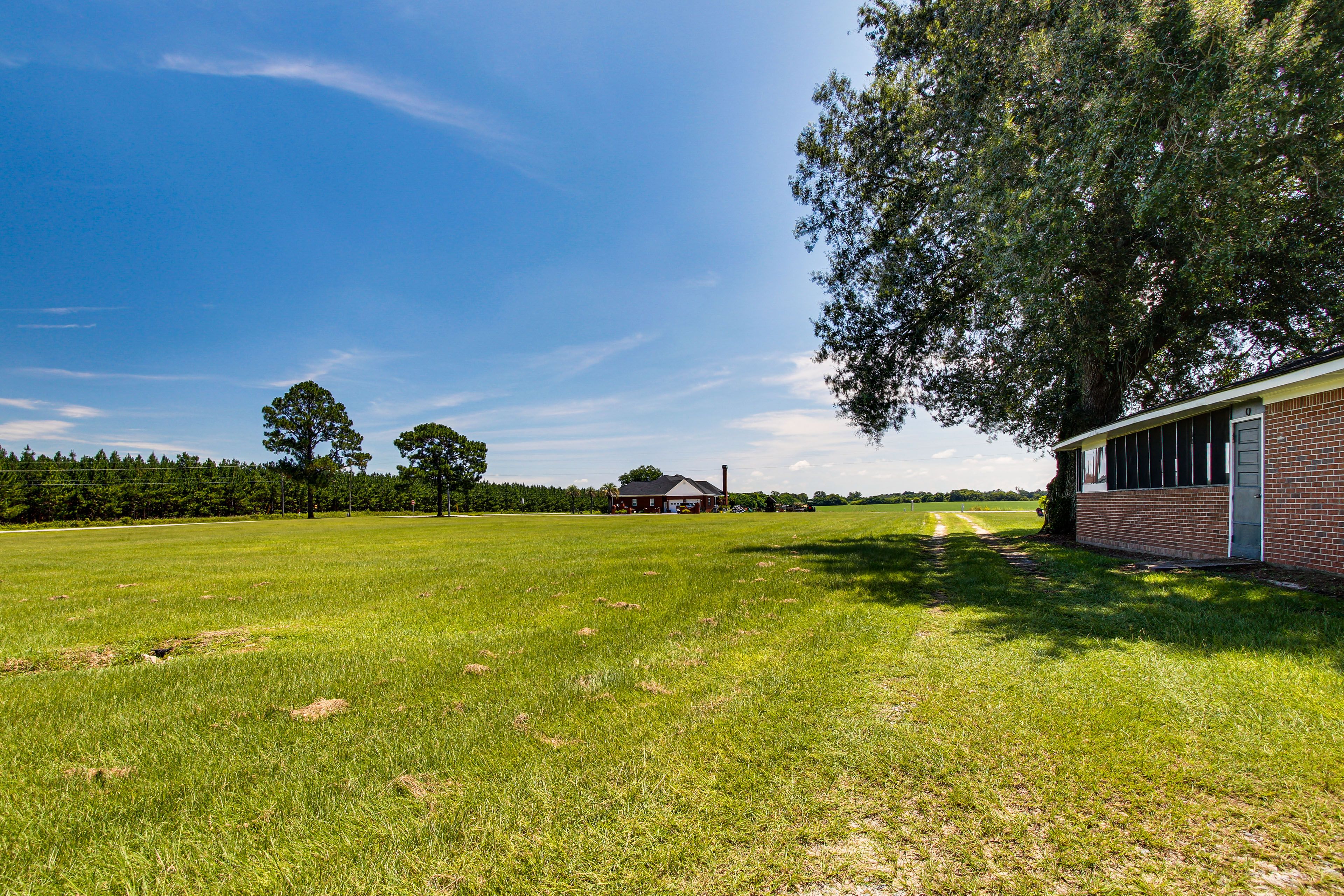 Exterior | Driveway (7 Vehicles)