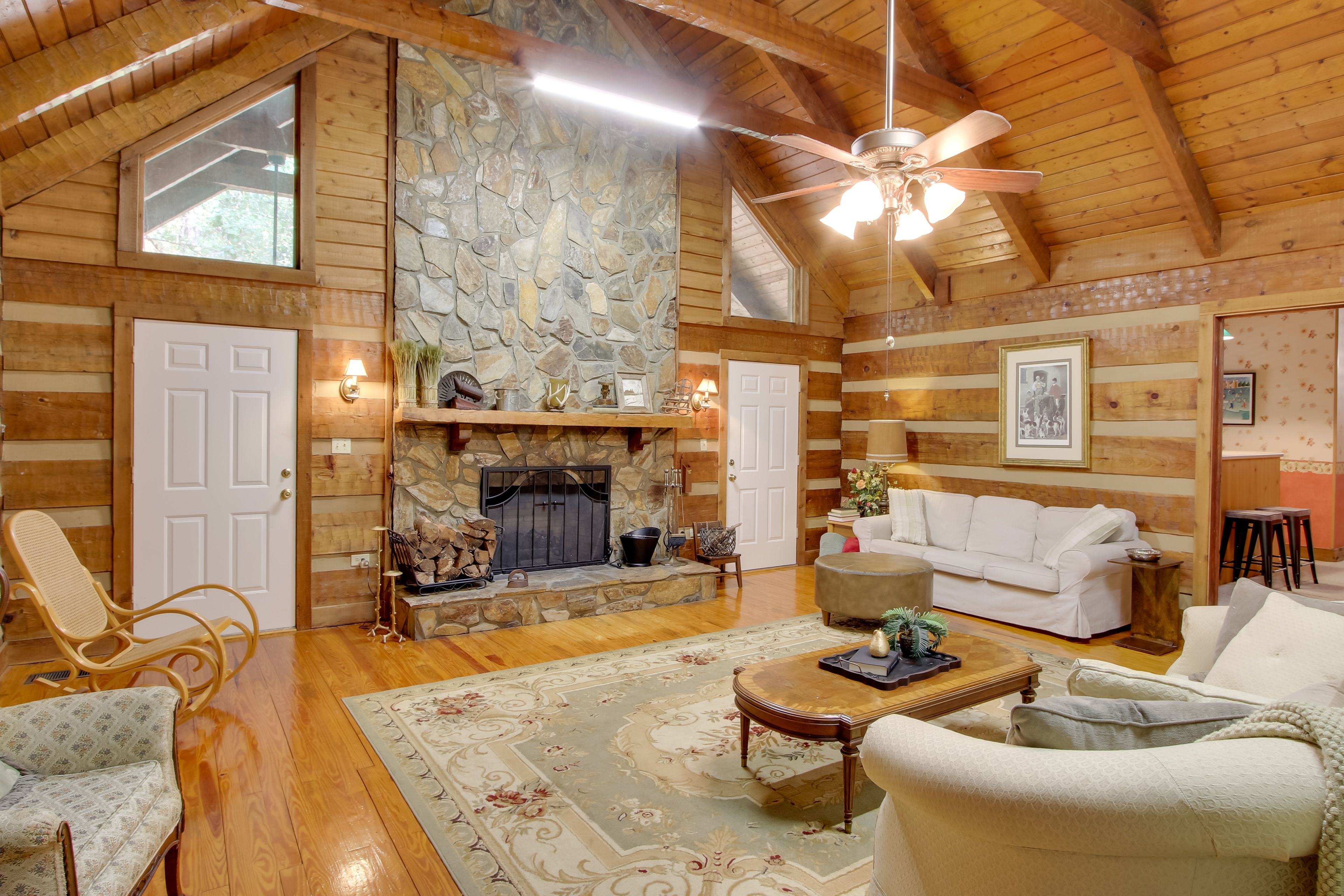 Den | Wood-Burning Fireplace | Smart TV | Free WiFi