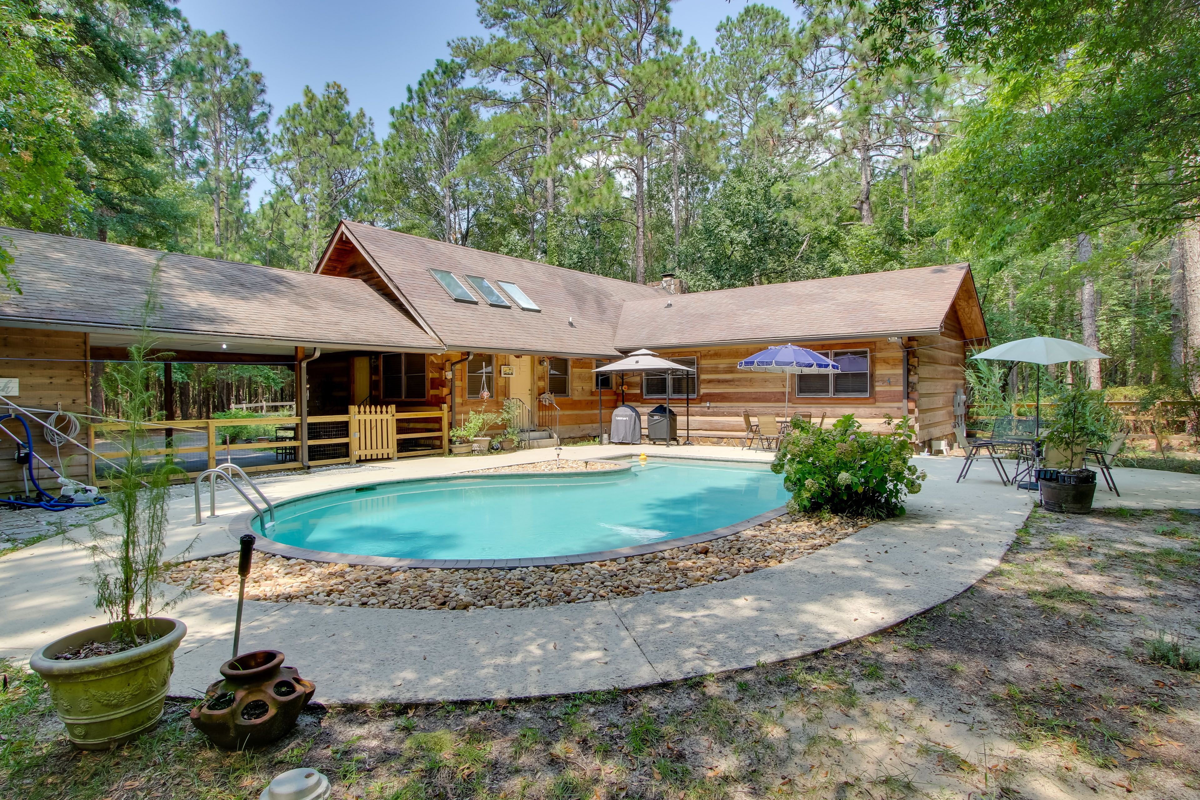 Shared Amenities | Outdoor Pool | Gas & Charcoal Grills | Outdoor Dining