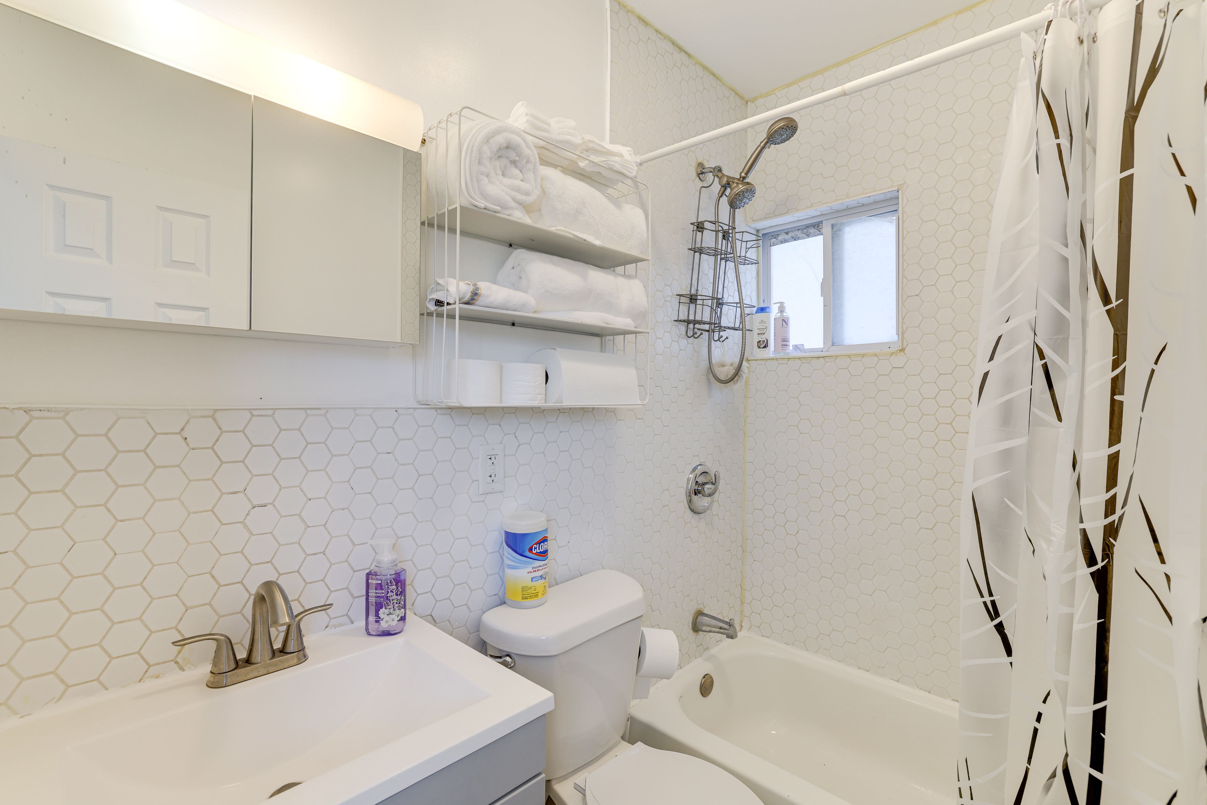 Full Bathroom | 1st Floor | Towels Provided | Complimentary Toiletries