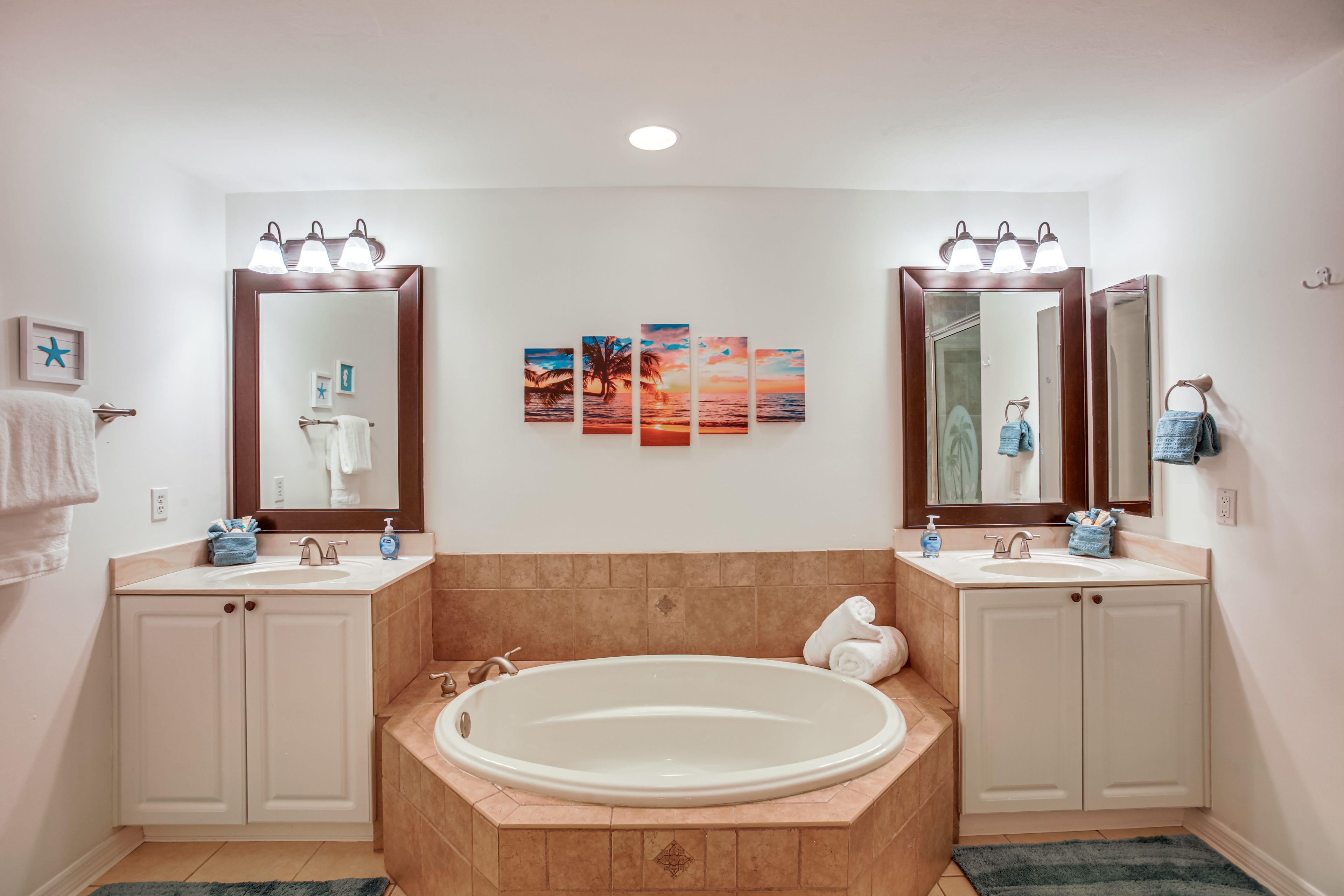 Full Bathroom | Towels Provided