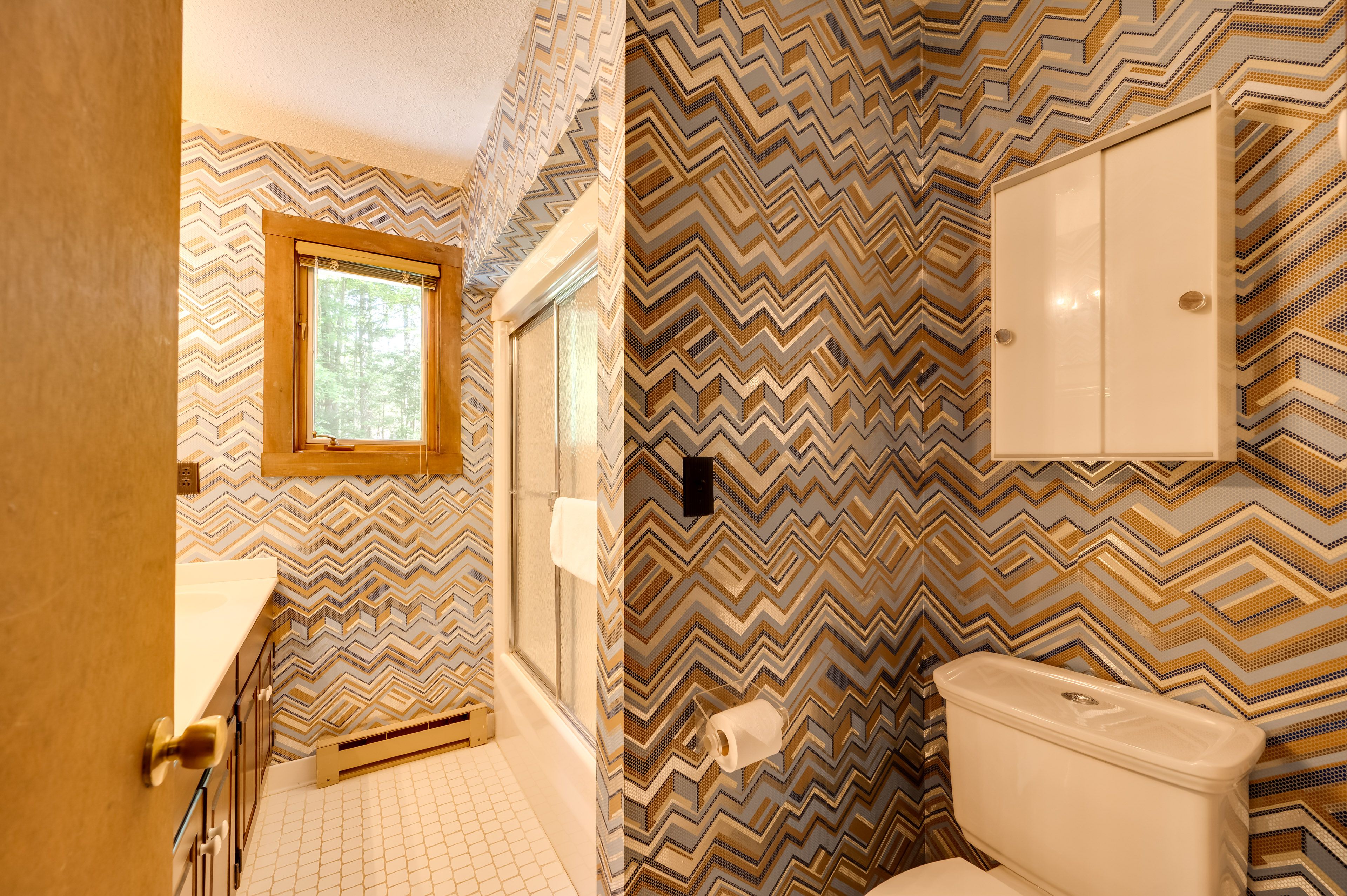 Full Bath | Towels | Hair Dryer | Main Level
