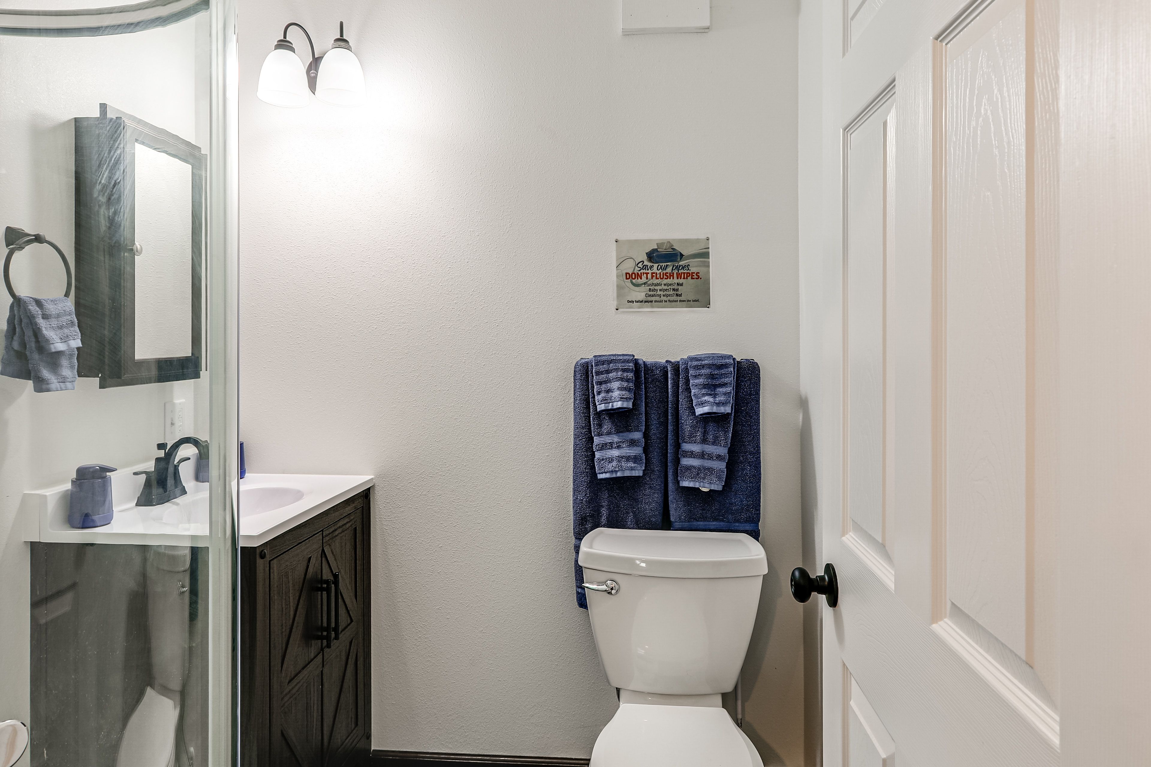 Full Bathroom | Towels Provided | Complimentary Toiletries