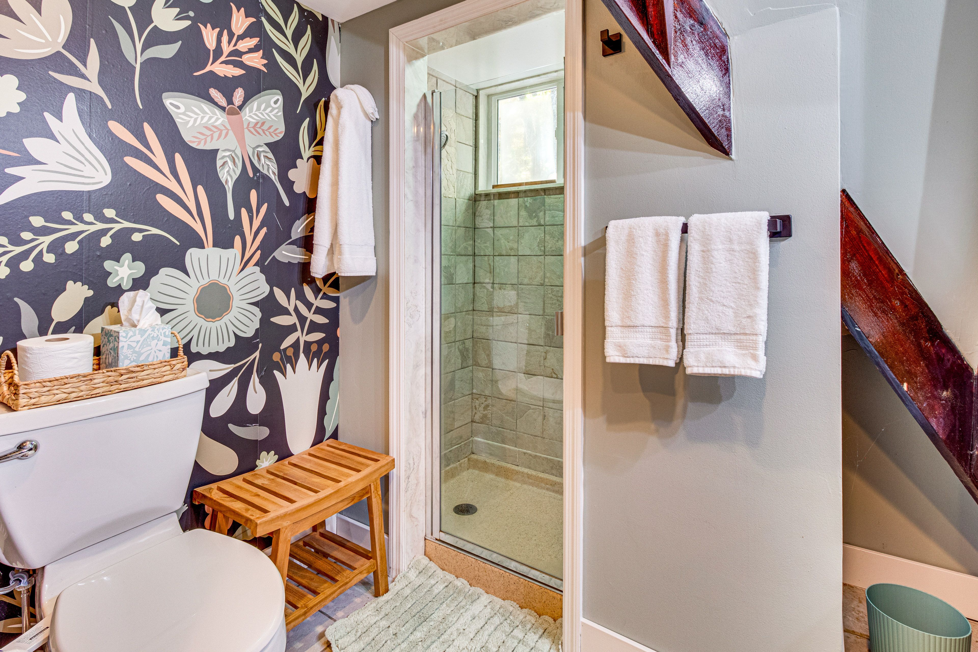 Full Bathroom | 1st Floor | Towels Provided