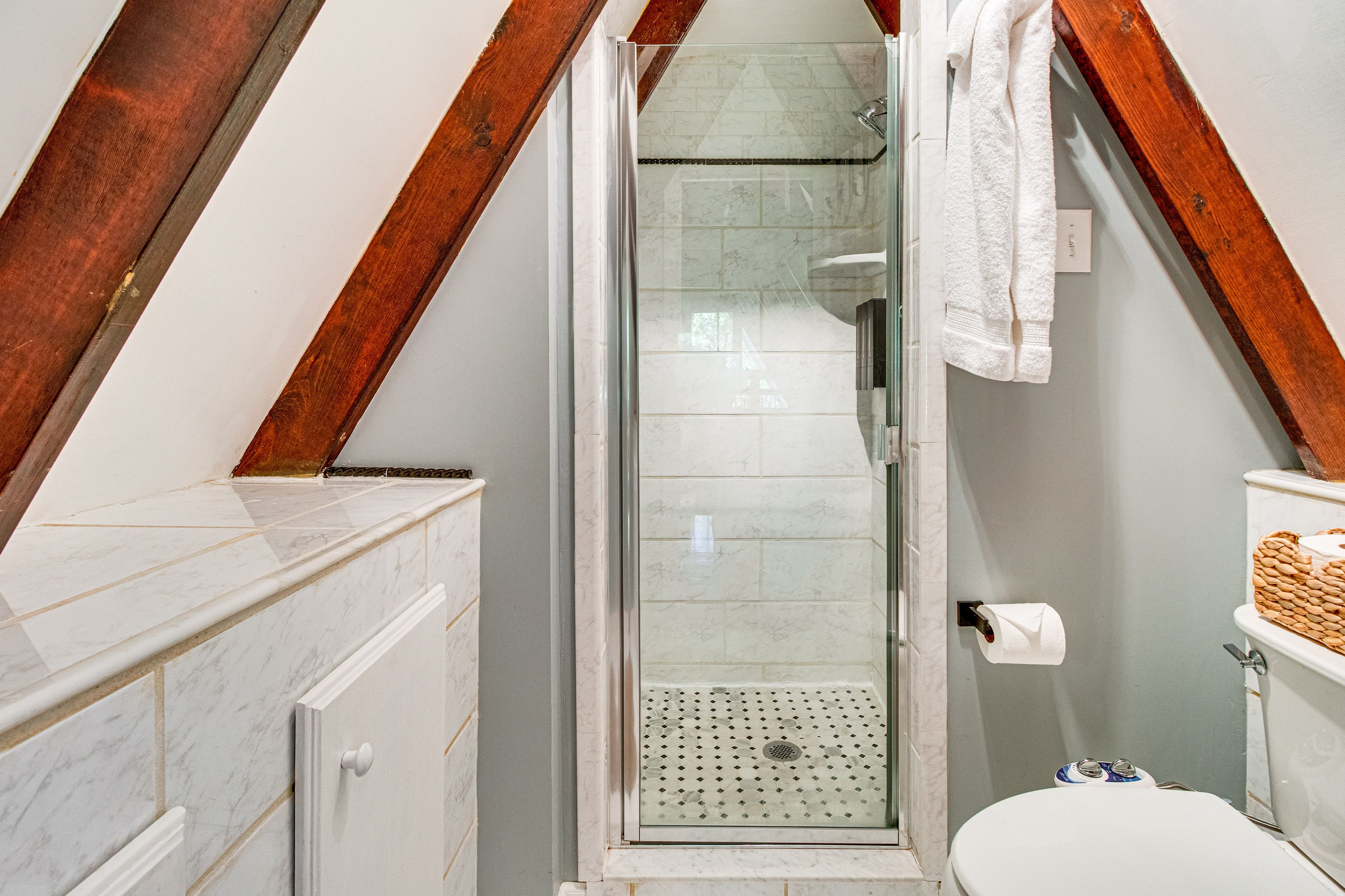 Full Bathroom | 2nd Floor | Complimentary Toiletries