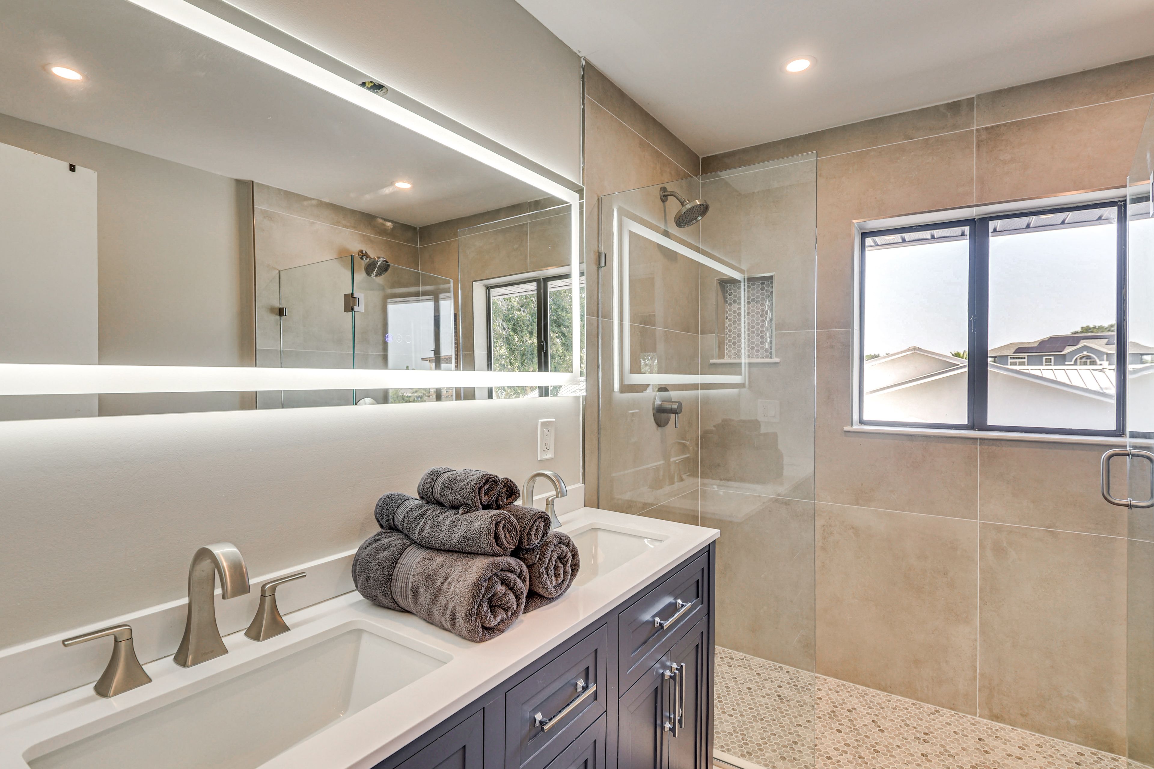 Full Bathroom | Towels Provided | 2nd Floor