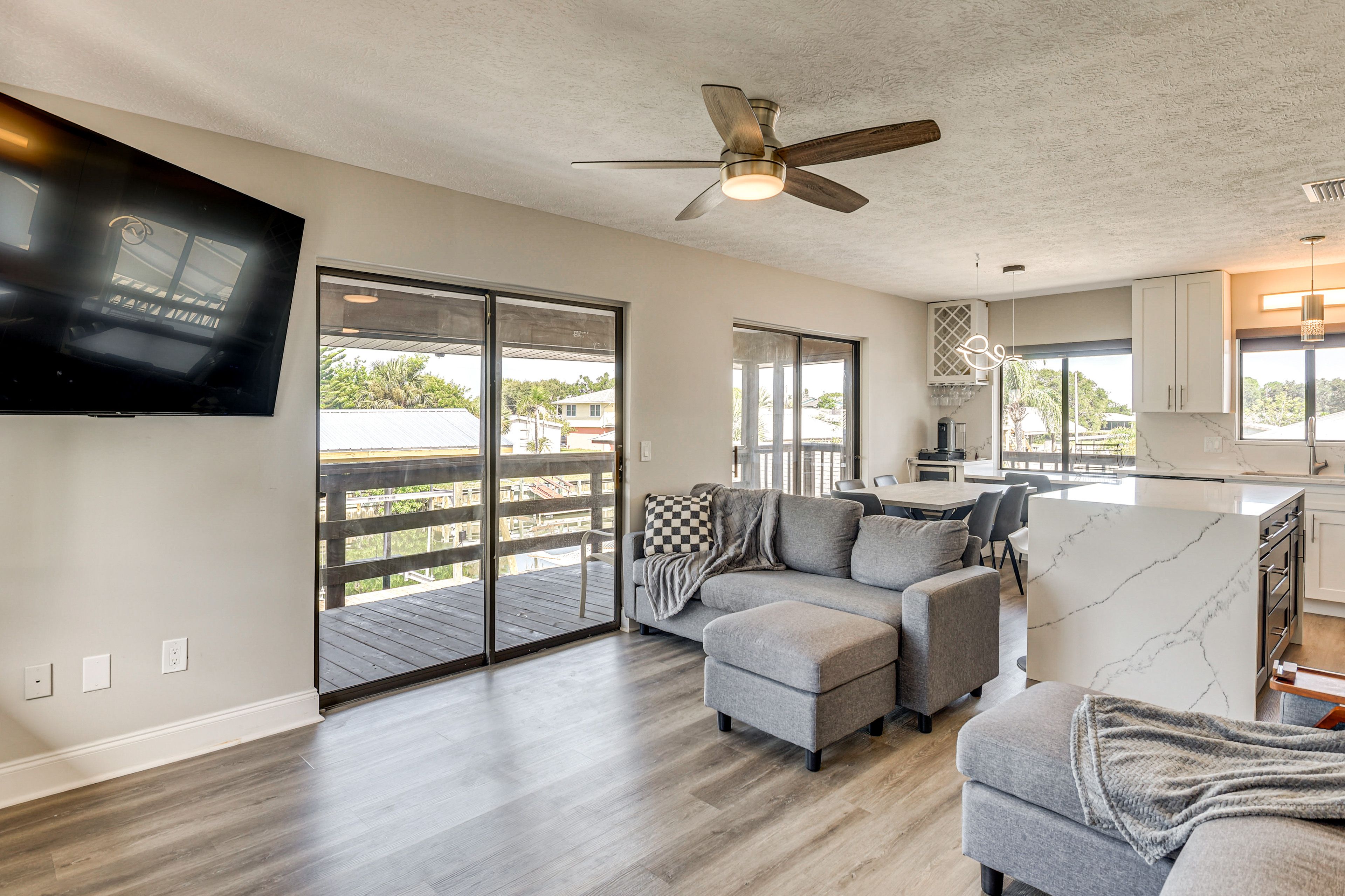 Living Room | Free WiFi | Smart TV | 2nd Floor