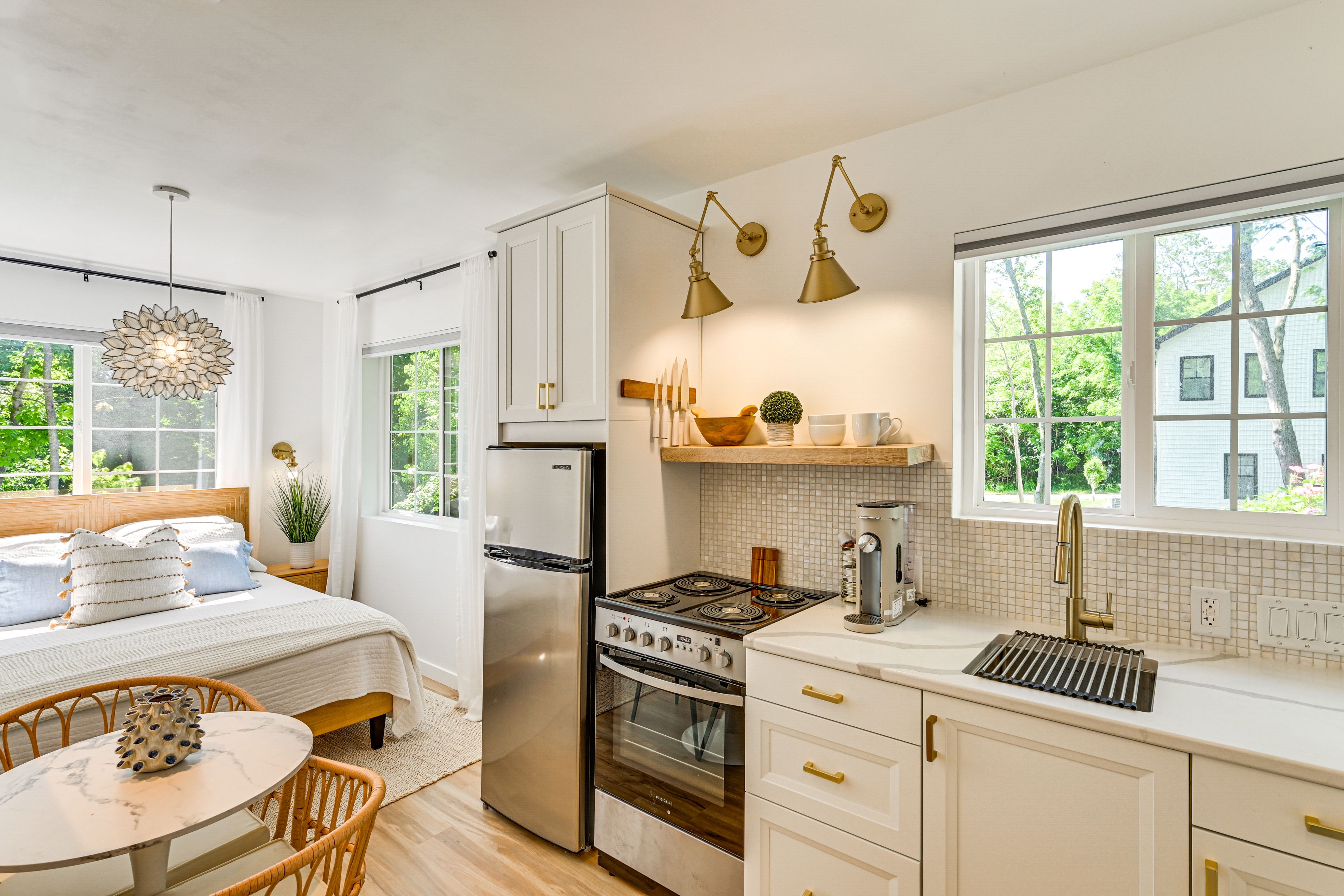 Studio | Queen Bed | Kitchen | Dining Table