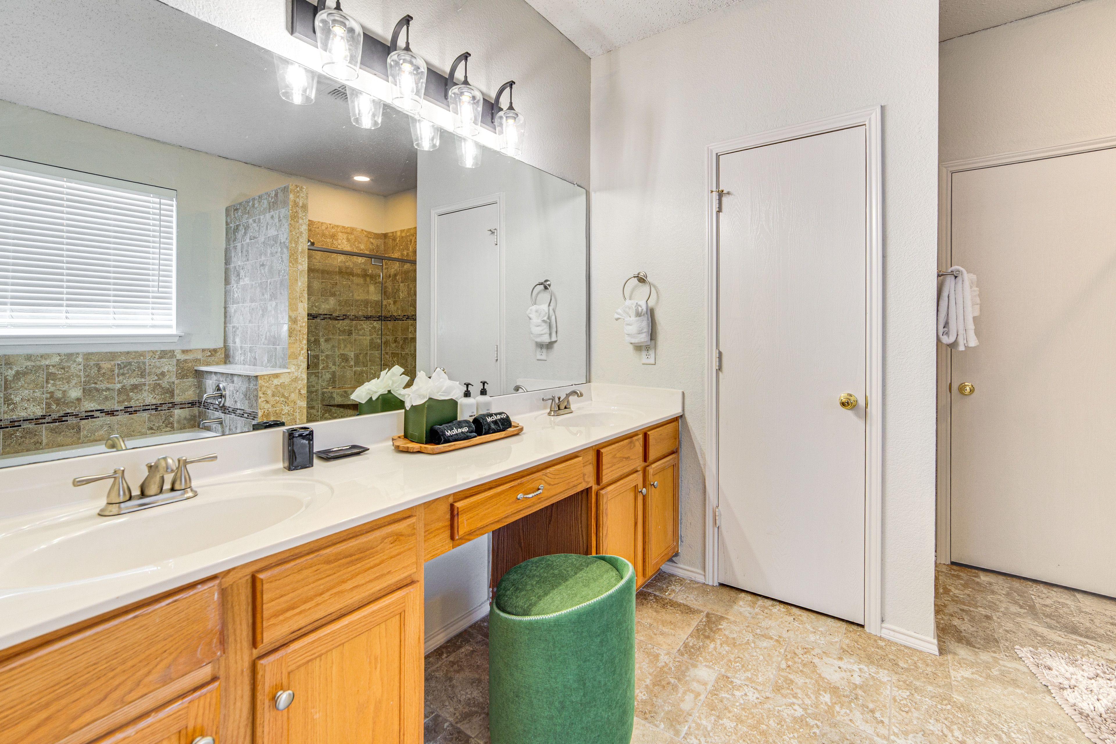 Full Bathroom | 1st Floor | Towels Provided