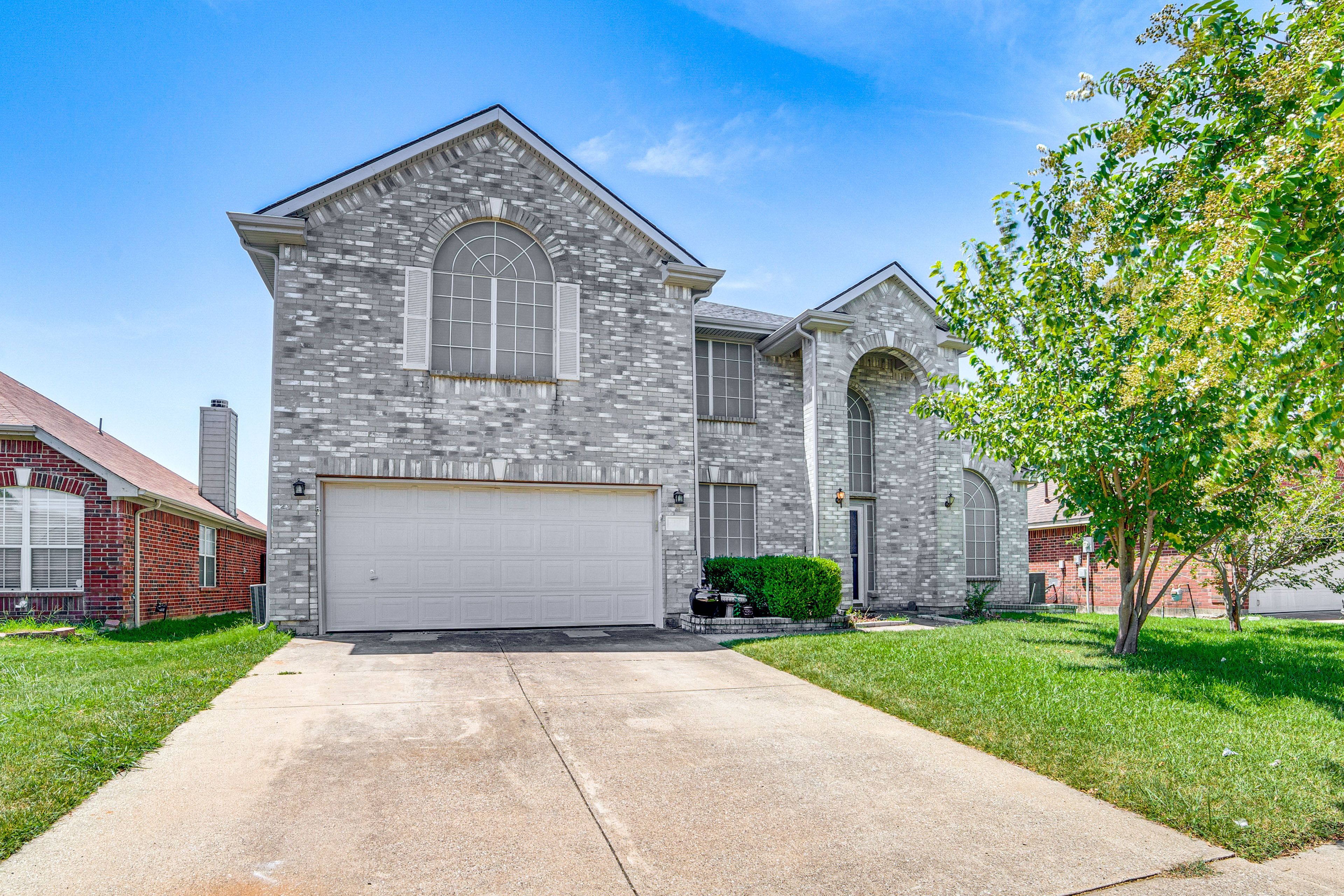 Parking | Garage (2 Vehicles) | Driveway (2 Vehicles) | Free Street Parking