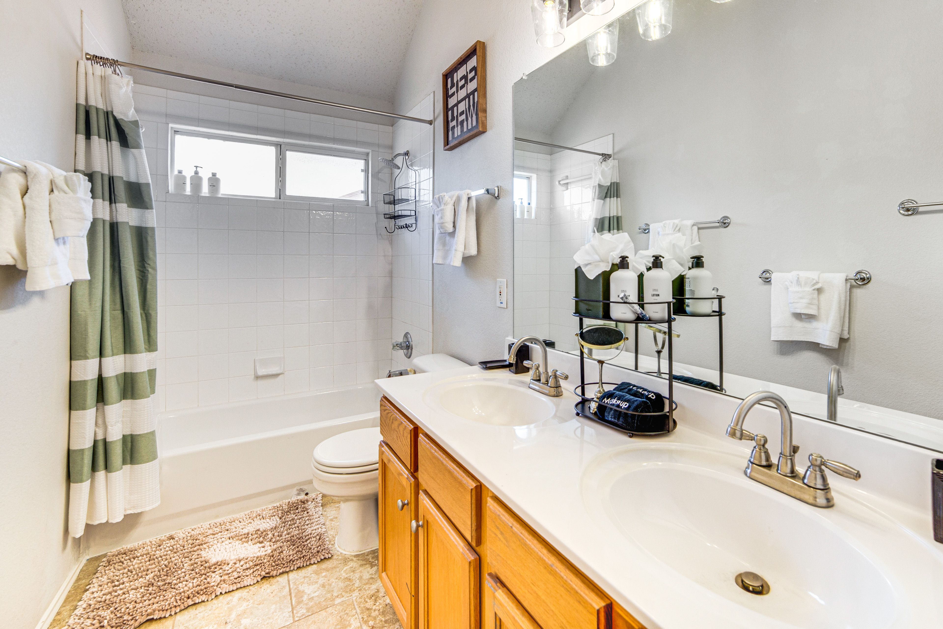 Full Bathroom | 2nd Floor | Complimentary Toiletries