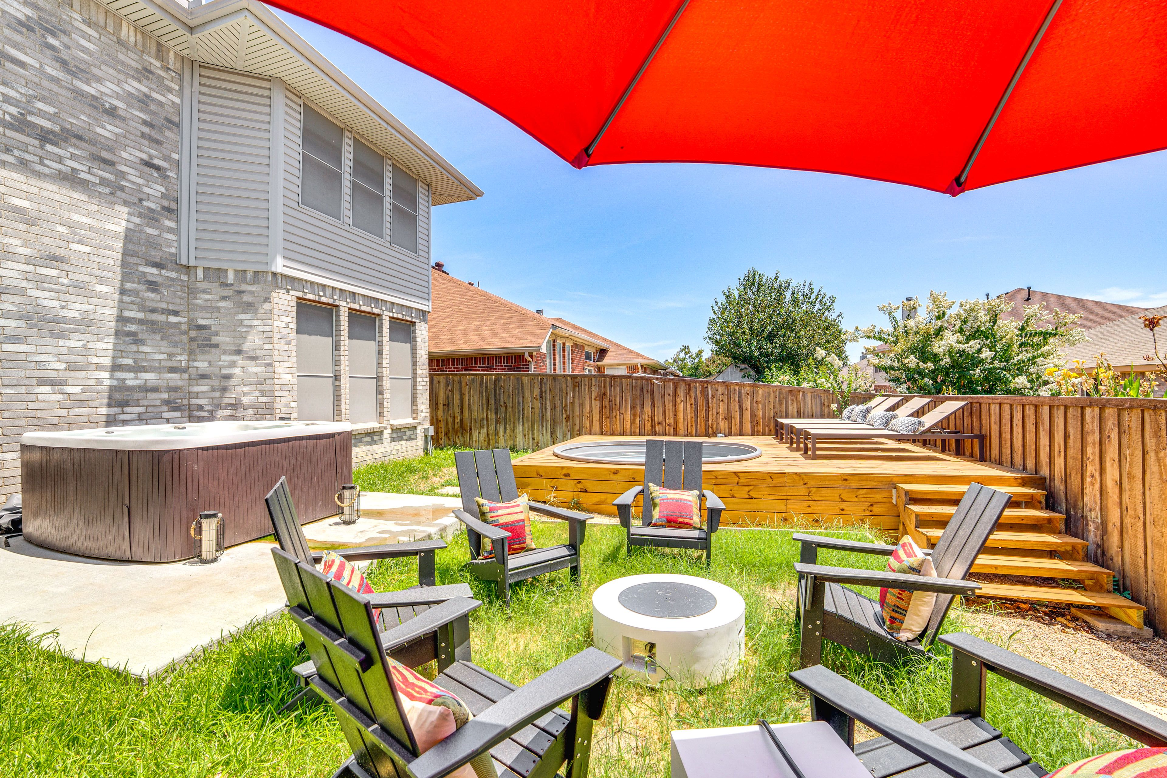 Backyard | Hot Tub | Fire Pit | 7 Mi to AT&T Stadium