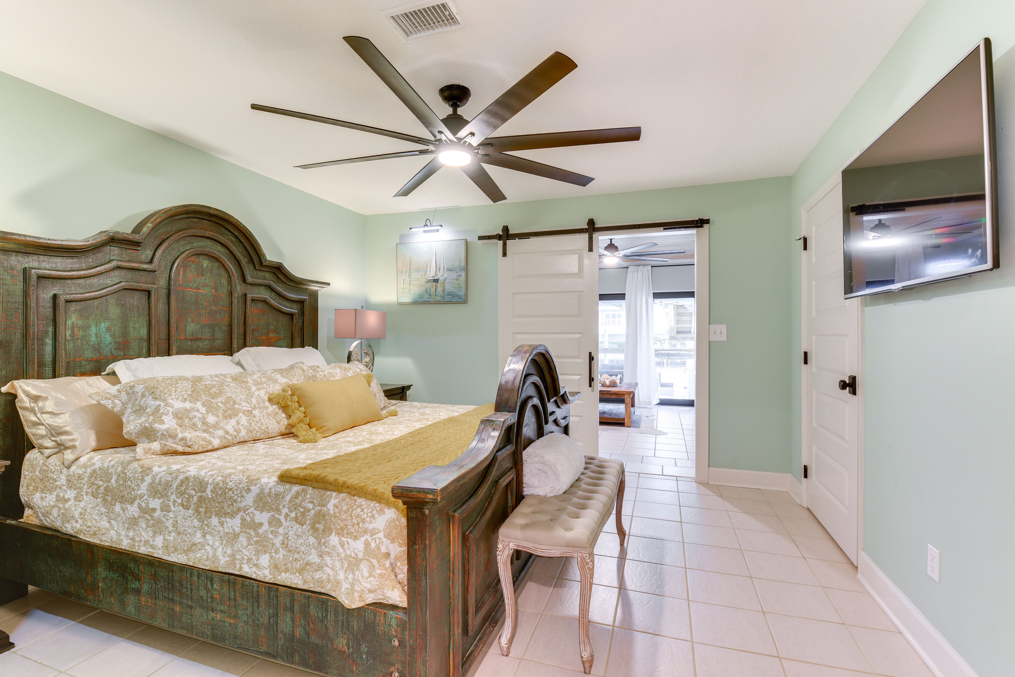 Bedroom 2 | King Bed | 1st Floor