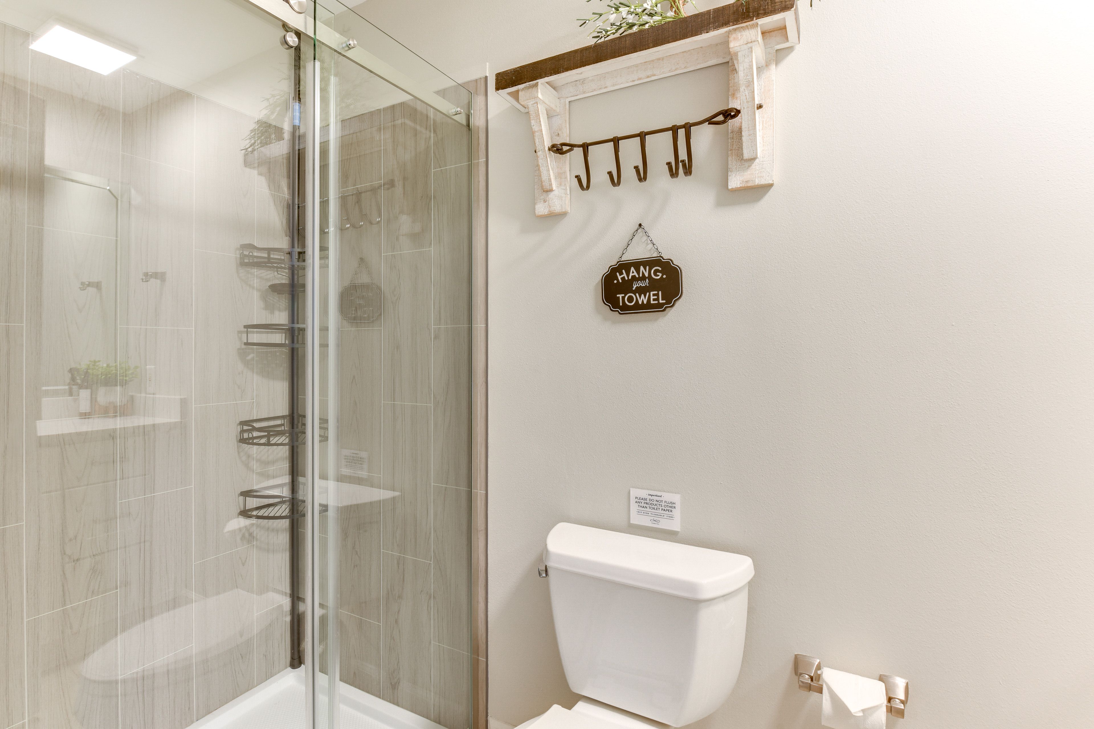 Full Bathroom | 2nd Floor | Towels Provided