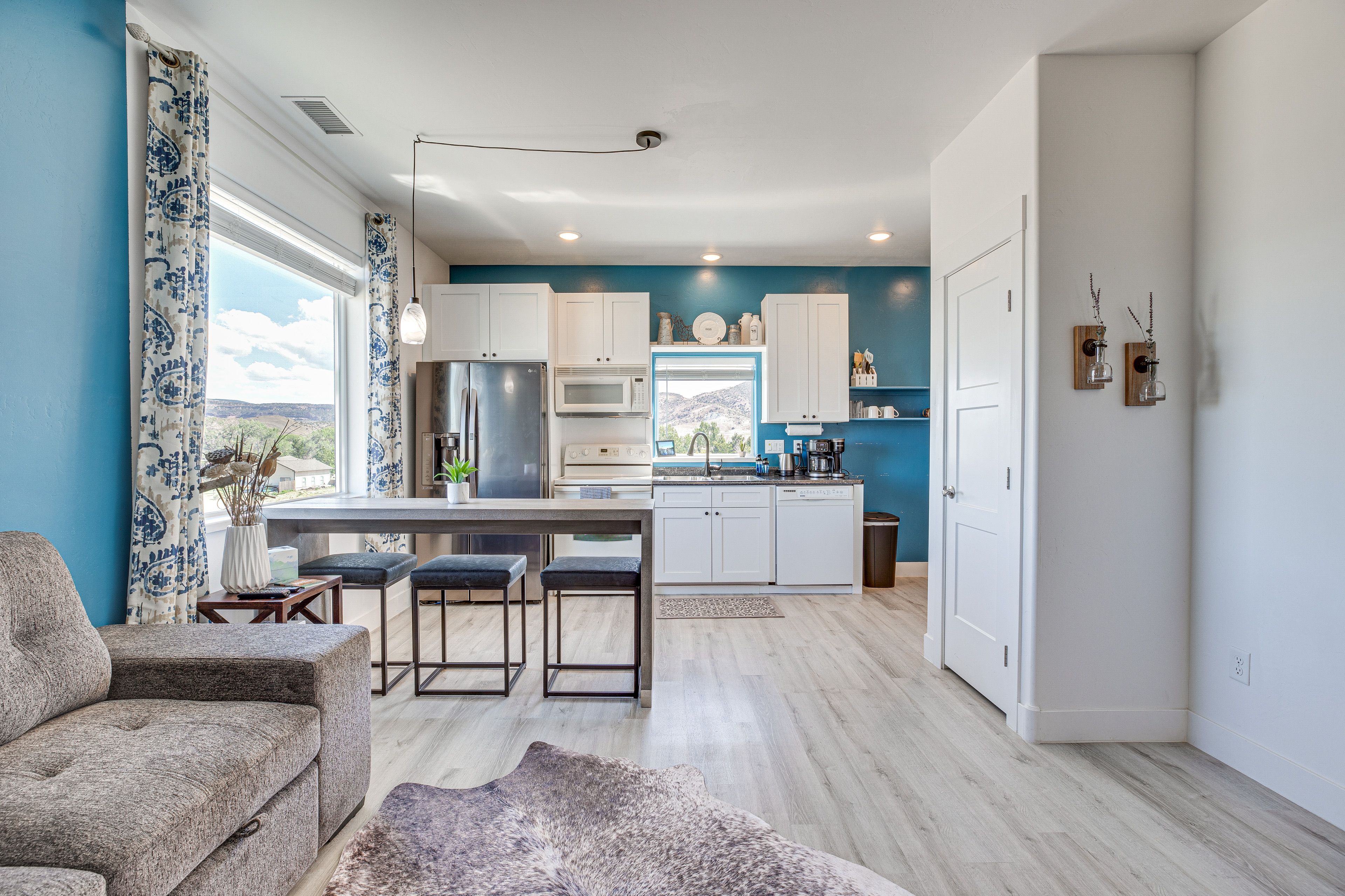 Living Room | Central Heating & A/C | Free WiFi