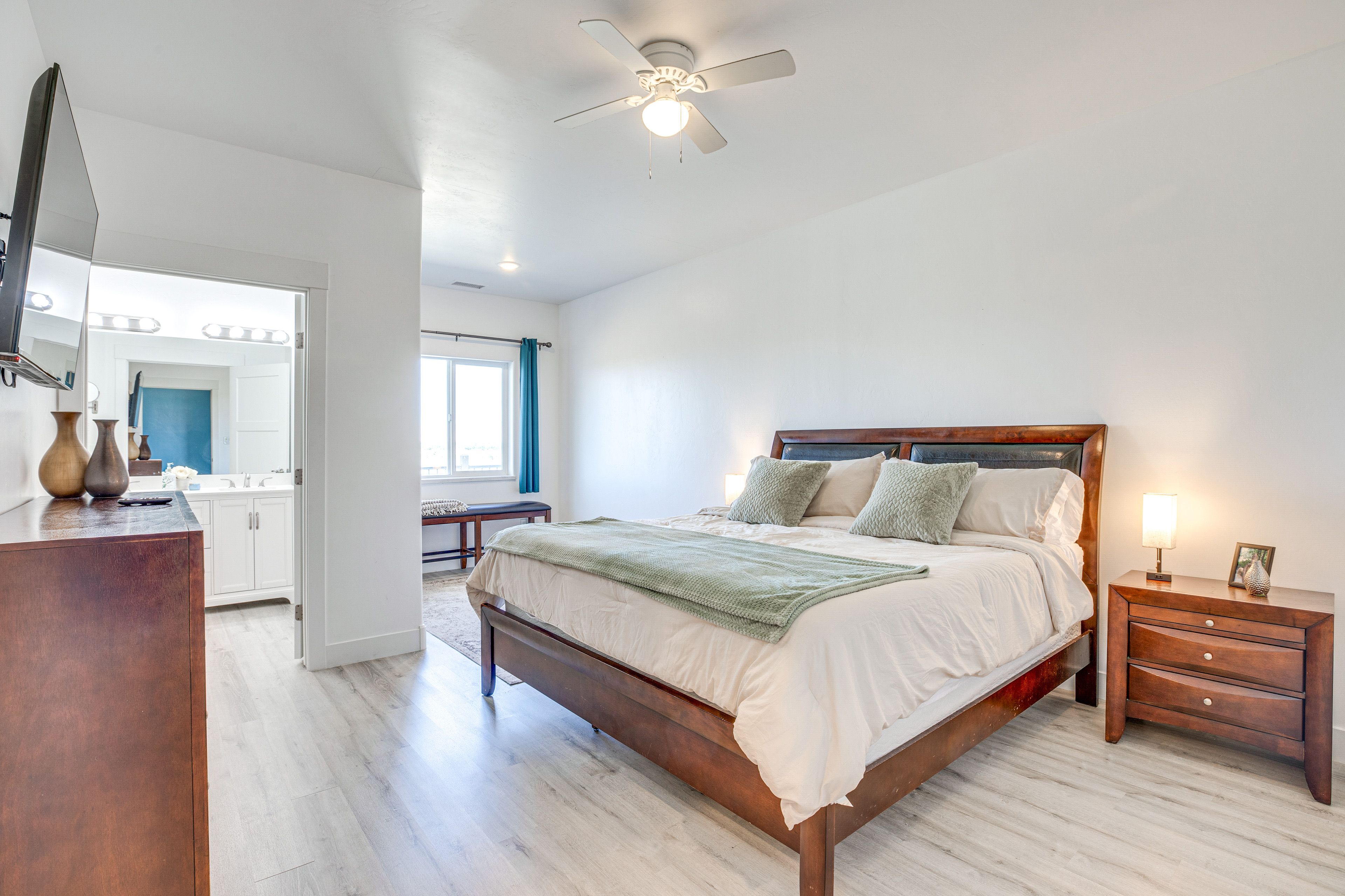 Bedroom | King Bed | Linens Provided | Walk-In Closet | En-Suite Bathroom