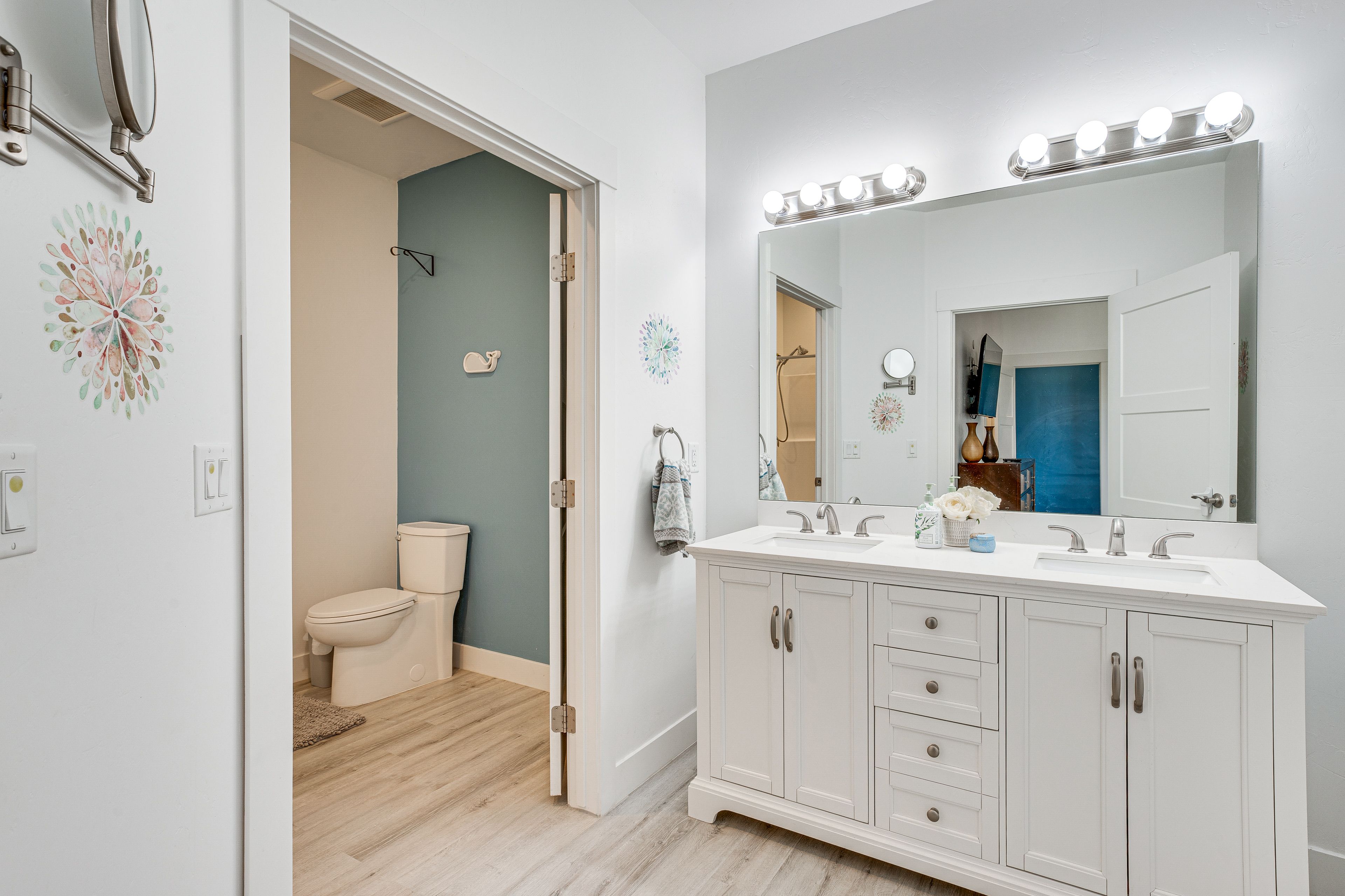 Full Bathroom | Complimentary Toiletries | Towels Provided